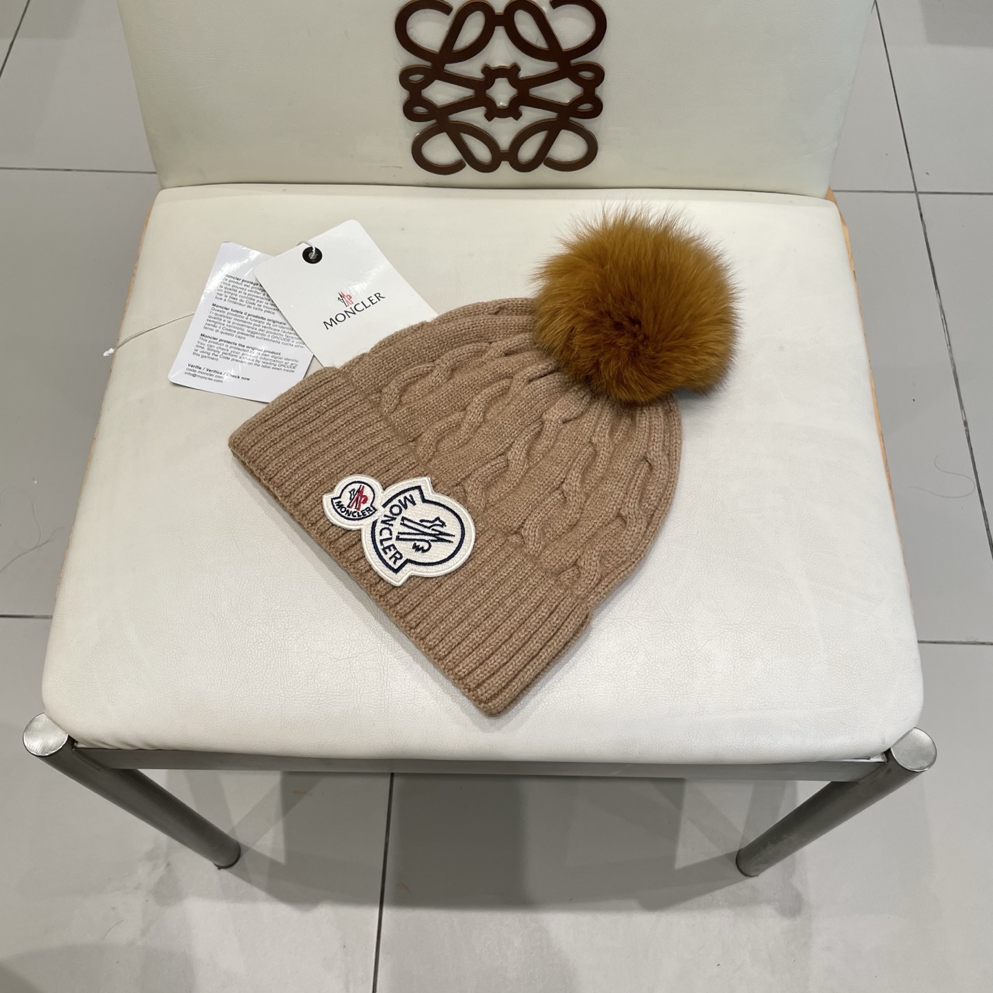   经典蒙口毛线帽
秋冬颜值超高的单品之一
真狐狸毛球 毛质非常紧致有质感！
四个颜色哦～拍照很上镜👋