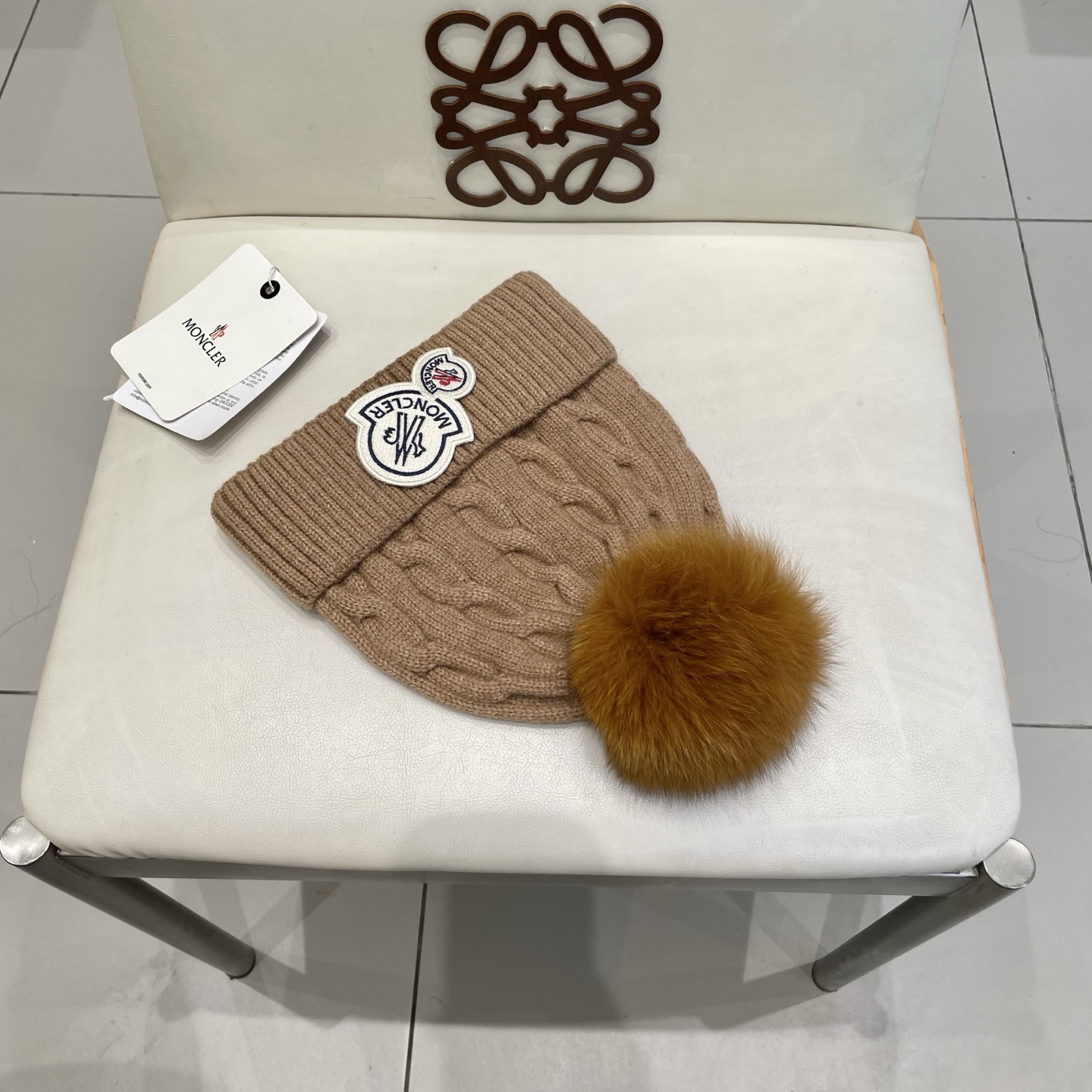   经典蒙口毛线帽
秋冬颜值超高的单品之一
真狐狸毛球 毛质非常紧致有质感！
四个颜色哦～拍照很上镜👋