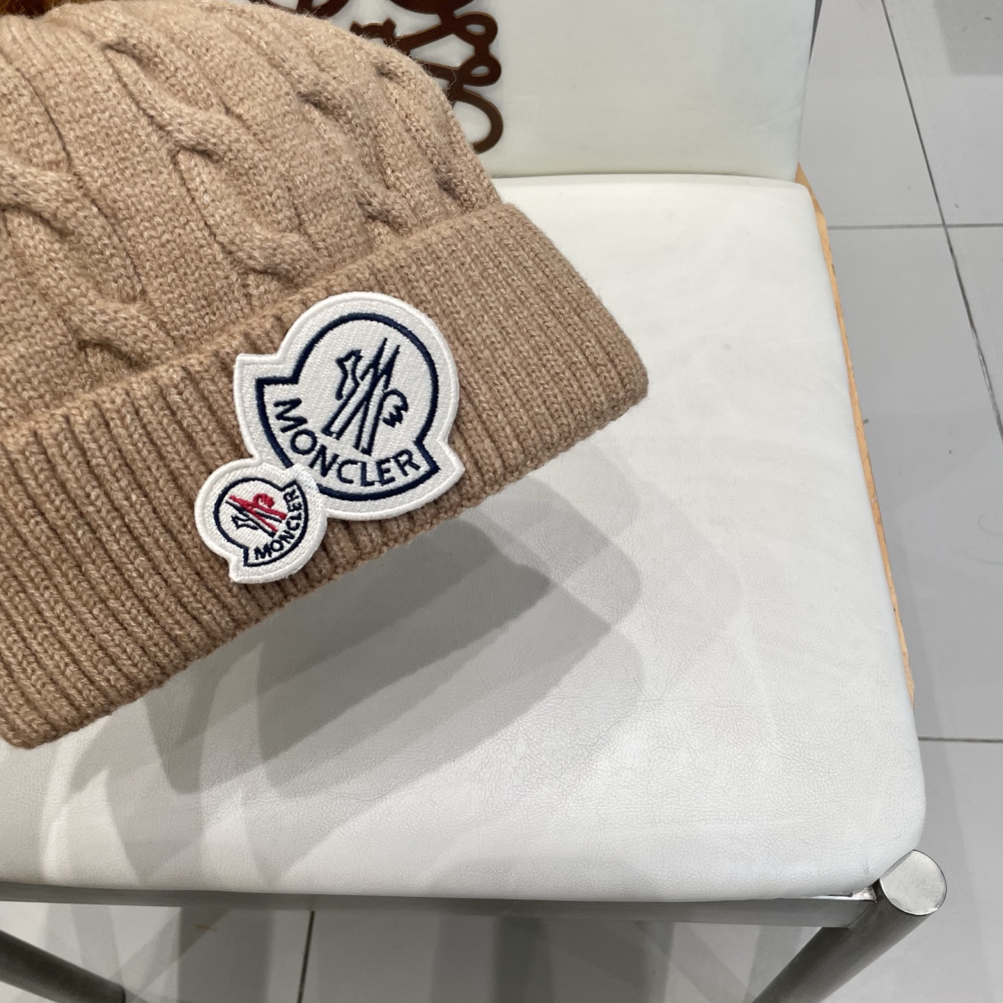   经典蒙口毛线帽
秋冬颜值超高的单品之一
真狐狸毛球 毛质非常紧致有质感！
四个颜色哦～拍照很上镜👋