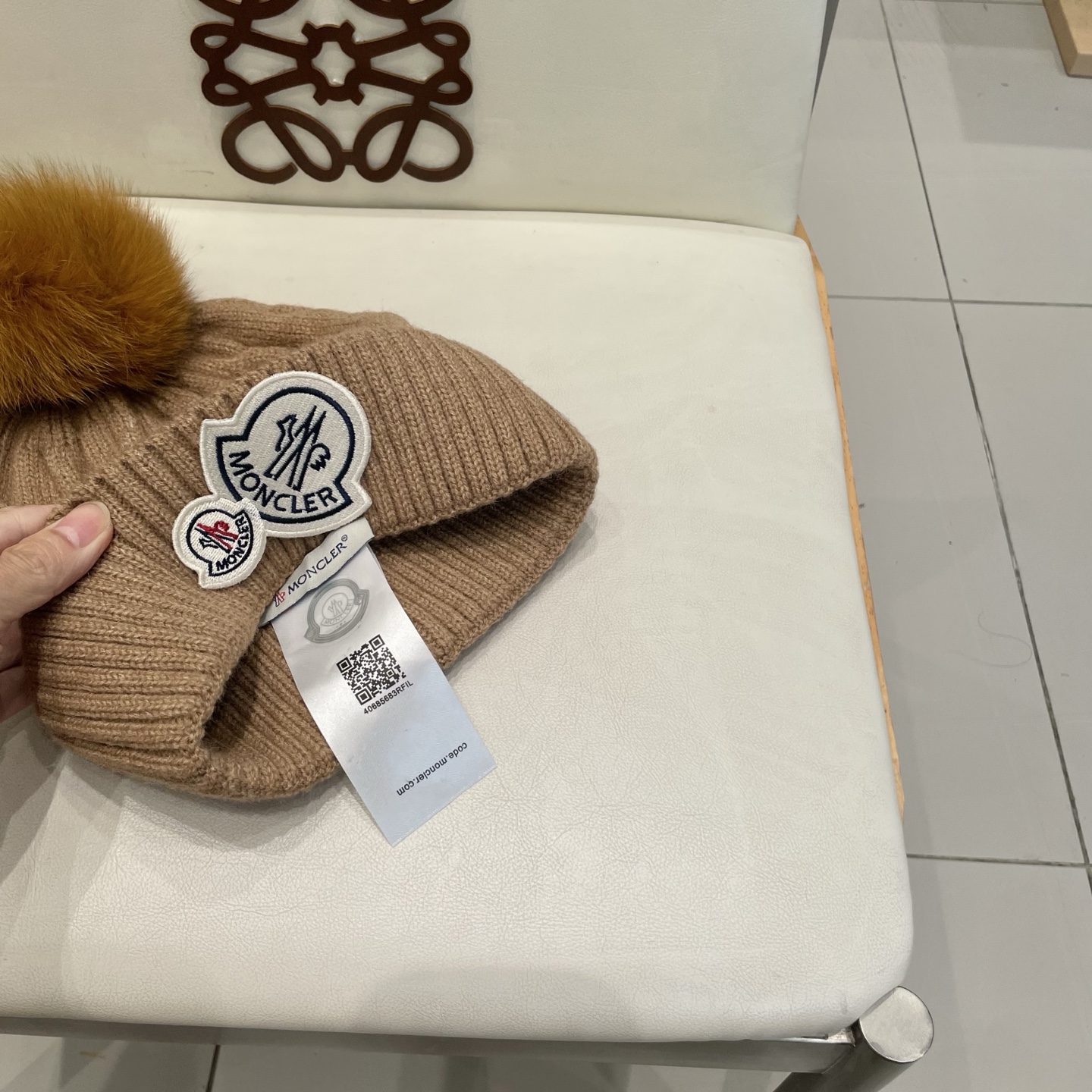   经典蒙口毛线帽
秋冬颜值超高的单品之一
真狐狸毛球 毛质非常紧致有质感！
四个颜色哦～拍照很上镜👋