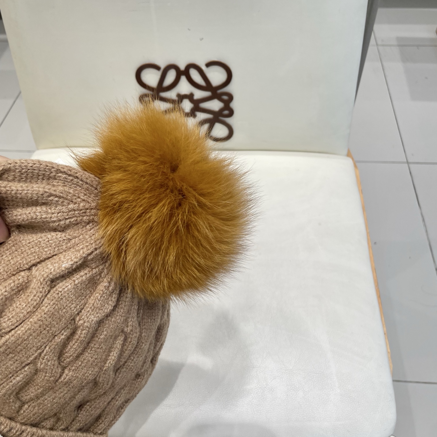   经典蒙口毛线帽
秋冬颜值超高的单品之一
真狐狸毛球 毛质非常紧致有质感！
四个颜色哦～拍照很上镜👋