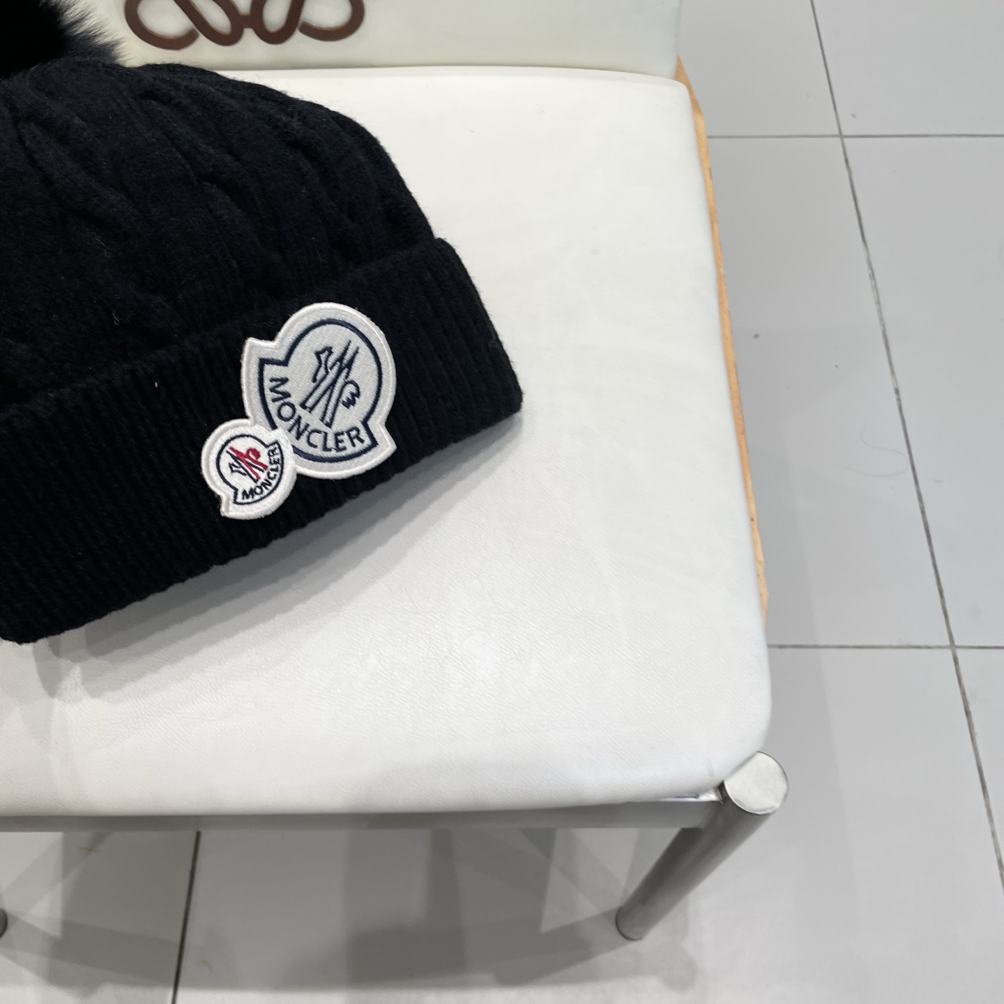   经典蒙口毛线帽
秋冬颜值超高的单品之一
真狐狸毛球 毛质非常紧致有质感！
四个颜色哦～拍照很上镜👋