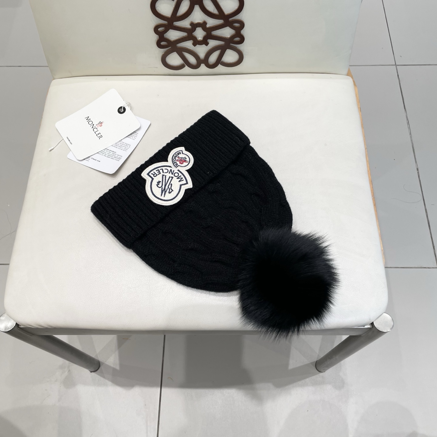   经典蒙口毛线帽
秋冬颜值超高的单品之一
真狐狸毛球 毛质非常紧致有质感！
四个颜色哦～拍照很上镜👋