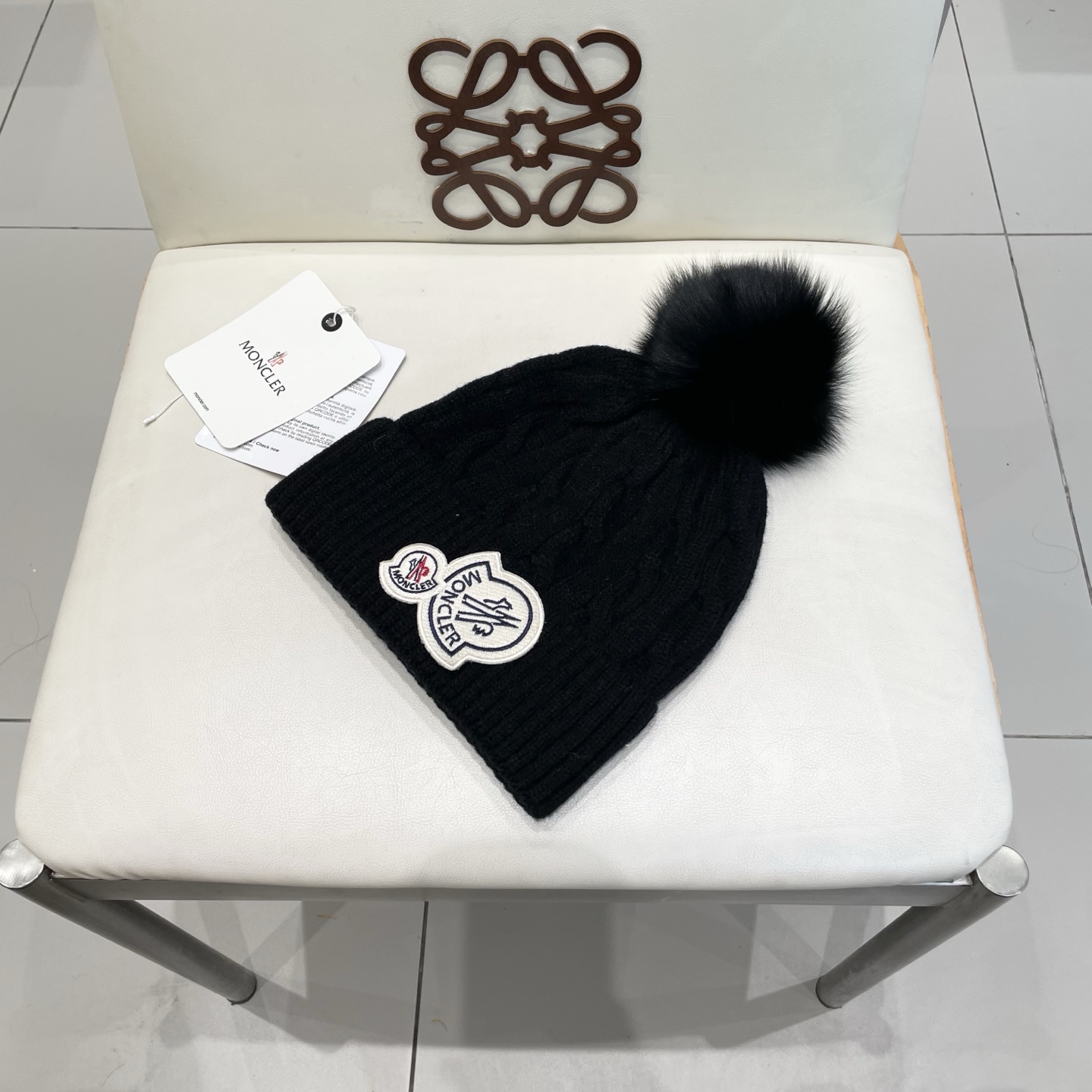   经典蒙口毛线帽
秋冬颜值超高的单品之一
真狐狸毛球 毛质非常紧致有质感！
四个颜色哦～拍照很上镜👋