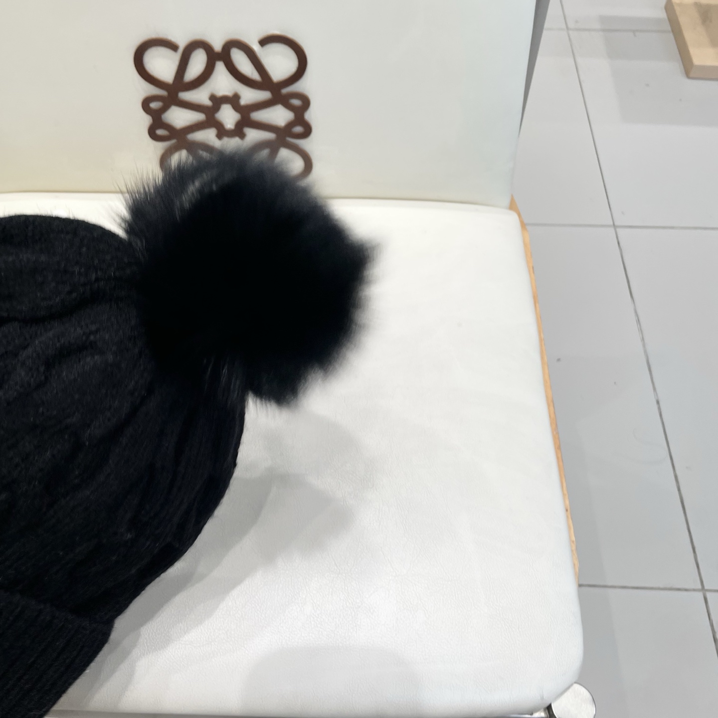   经典蒙口毛线帽
秋冬颜值超高的单品之一
真狐狸毛球 毛质非常紧致有质感！
四个颜色哦～拍照很上镜👋