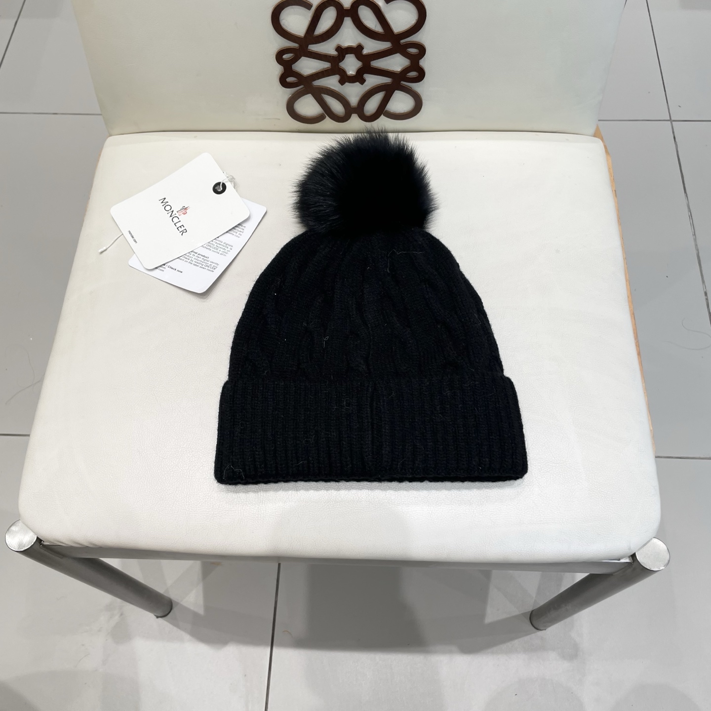   经典蒙口毛线帽
秋冬颜值超高的单品之一
真狐狸毛球 毛质非常紧致有质感！
四个颜色哦～拍照很上镜👋