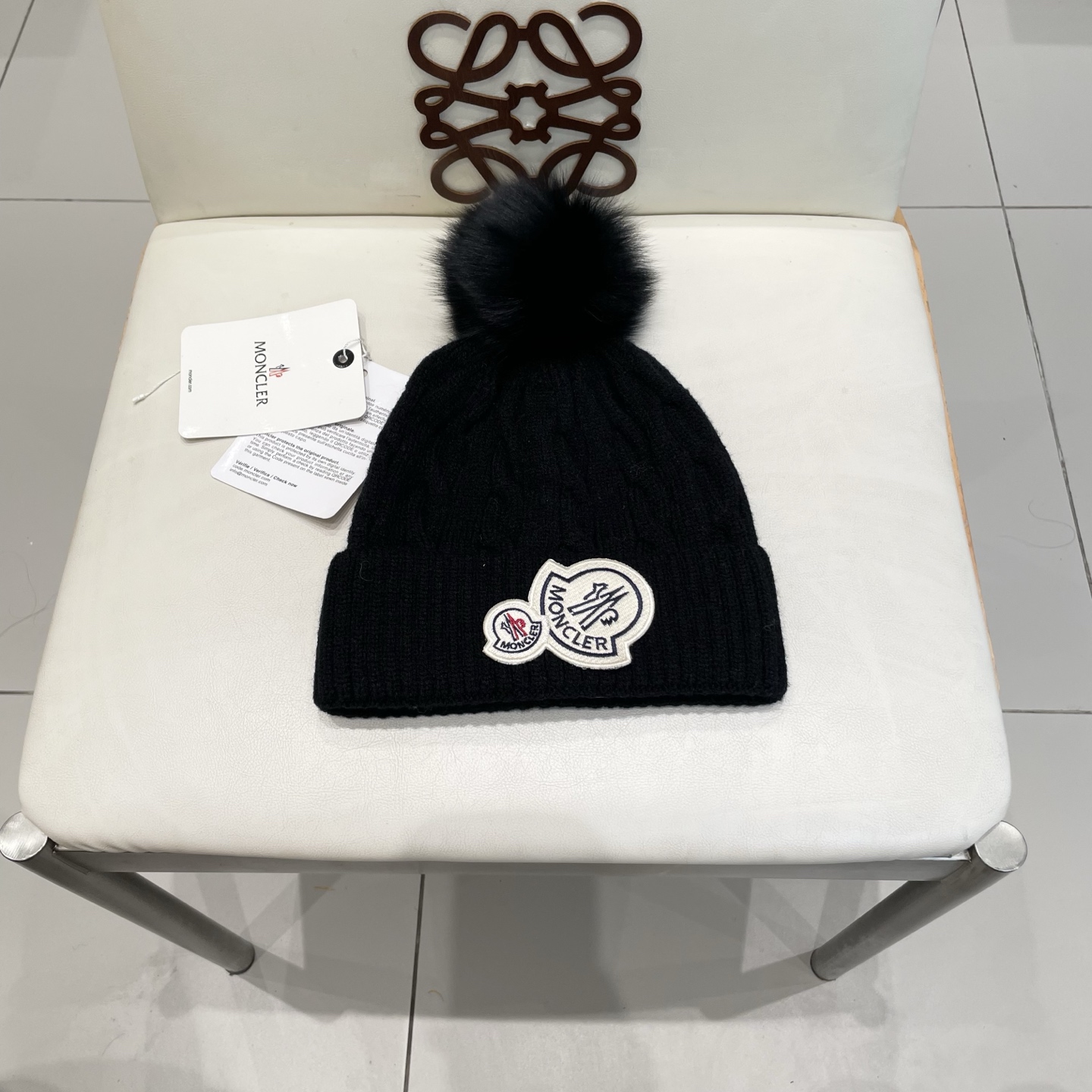   经典蒙口毛线帽
秋冬颜值超高的单品之一
真狐狸毛球 毛质非常紧致有质感！
四个颜色哦～拍照很上镜👋