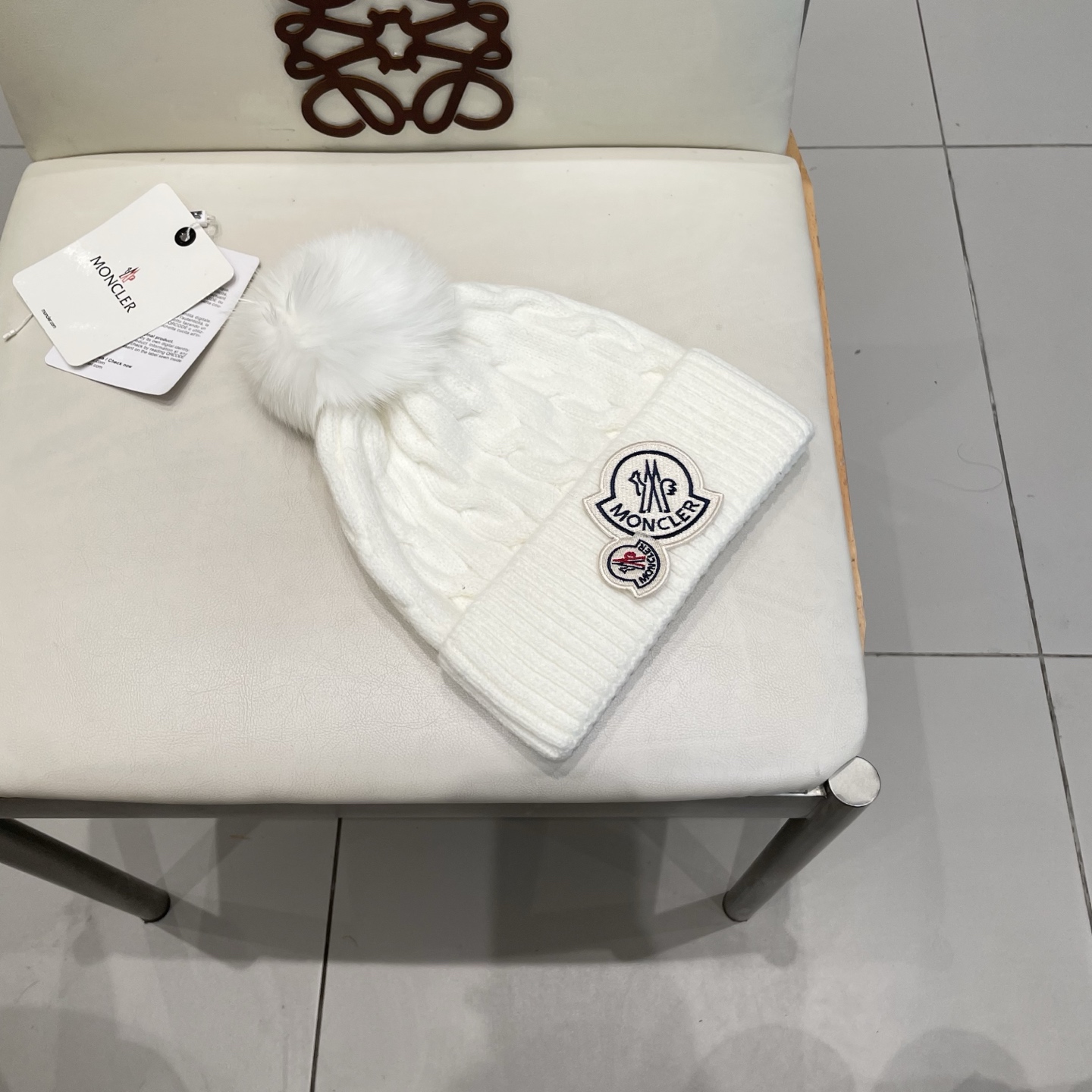   经典蒙口毛线帽
秋冬颜值超高的单品之一
真狐狸毛球 毛质非常紧致有质感！
四个颜色哦～拍照很上镜👋