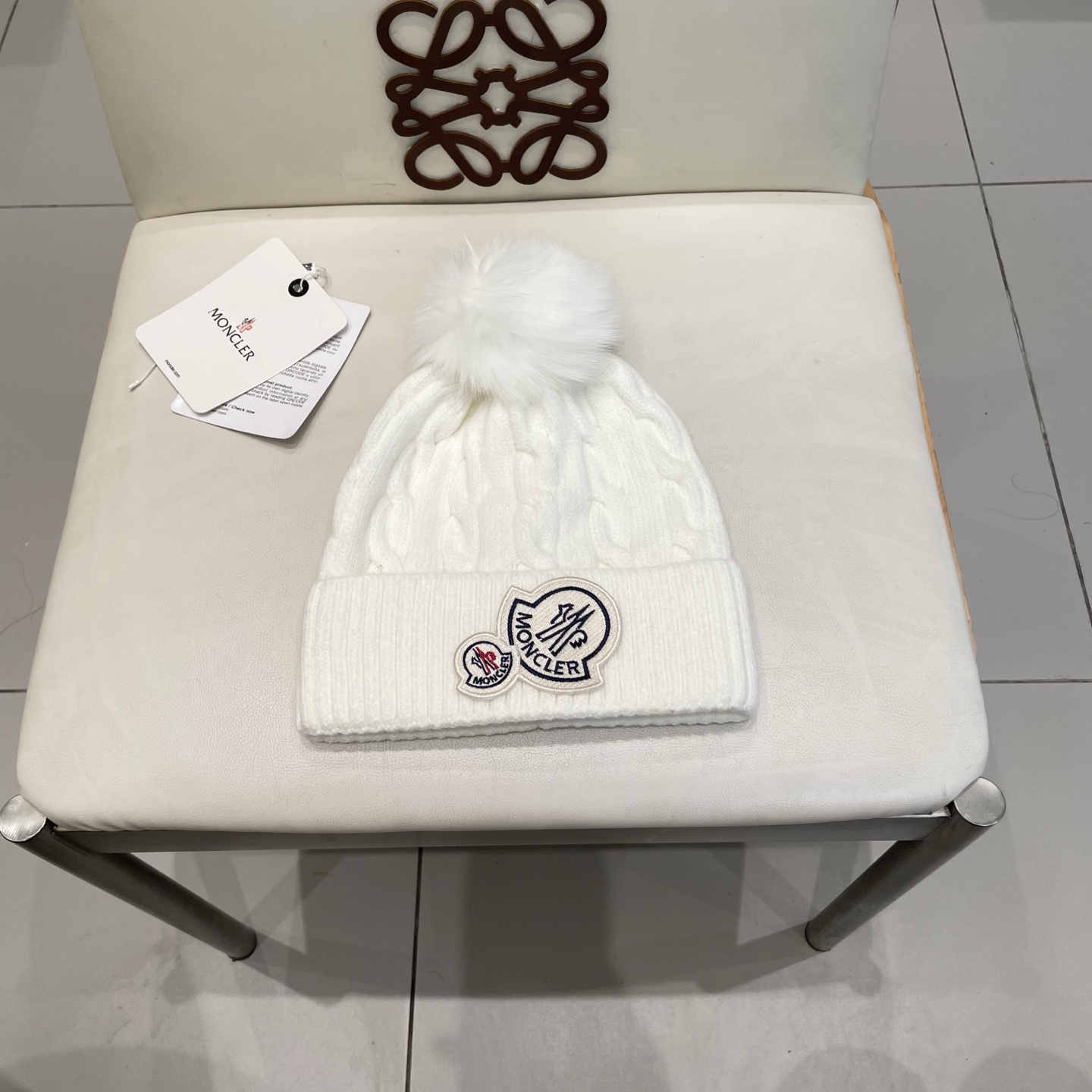   经典蒙口毛线帽
秋冬颜值超高的单品之一
真狐狸毛球 毛质非常紧致有质感！
四个颜色哦～拍照很上镜👋