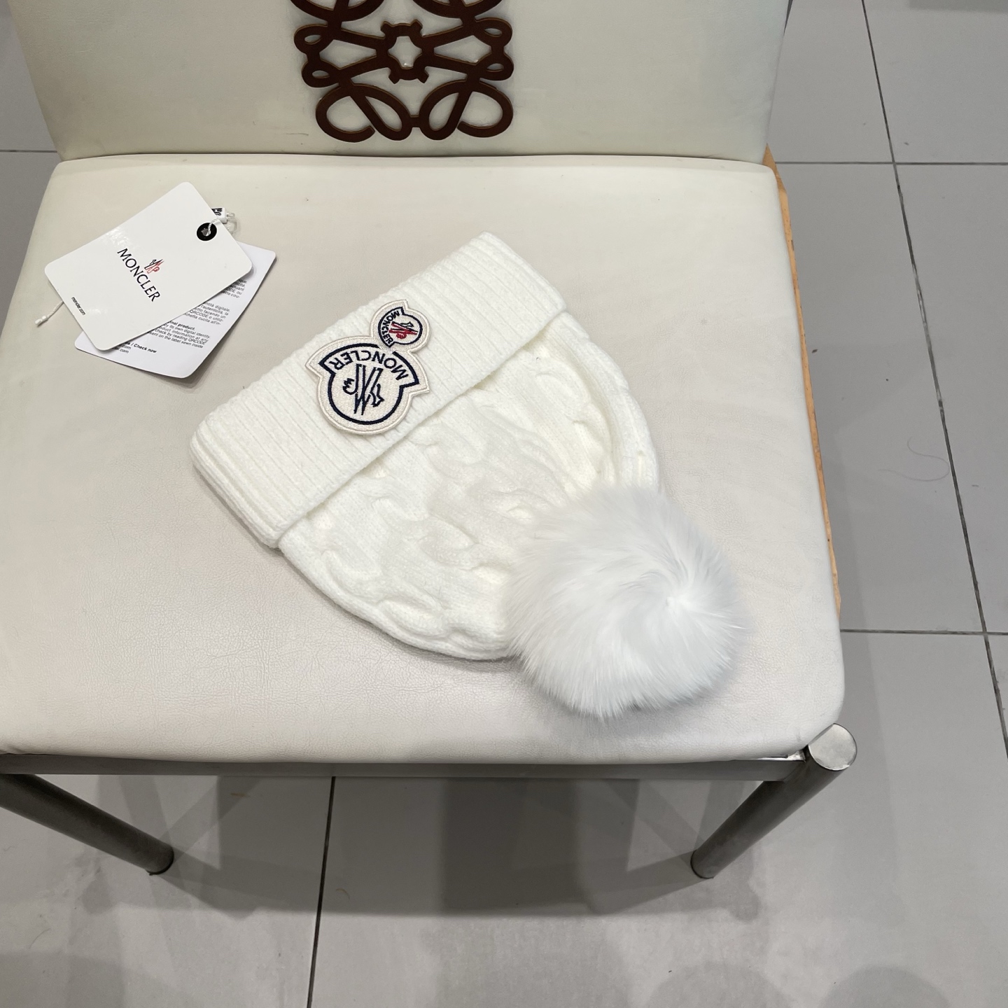   经典蒙口毛线帽
秋冬颜值超高的单品之一
真狐狸毛球 毛质非常紧致有质感！
四个颜色哦～拍照很上镜👋