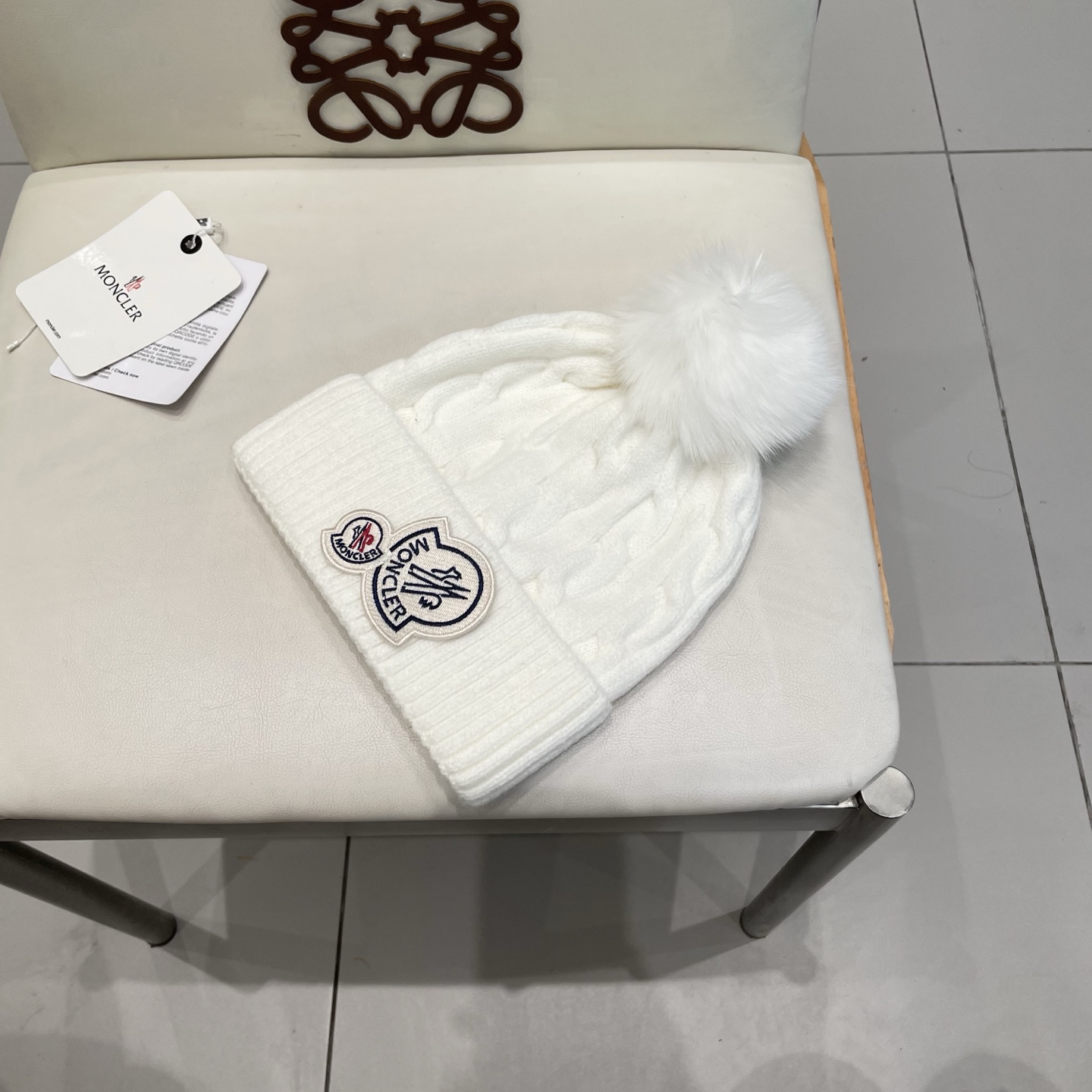   经典蒙口毛线帽
秋冬颜值超高的单品之一
真狐狸毛球 毛质非常紧致有质感！
四个颜色哦～拍照很上镜👋