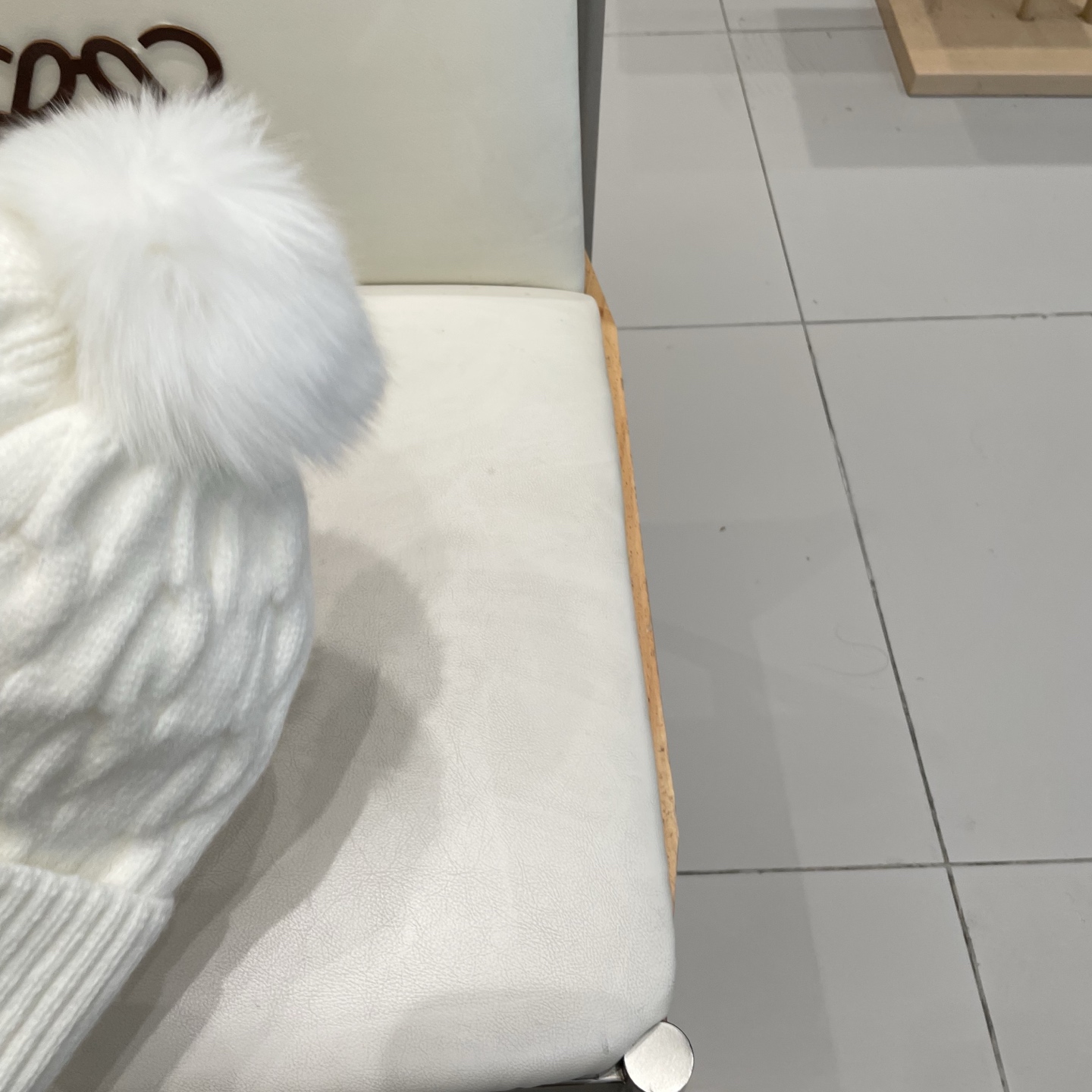   经典蒙口毛线帽
秋冬颜值超高的单品之一
真狐狸毛球 毛质非常紧致有质感！
四个颜色哦～拍照很上镜👋