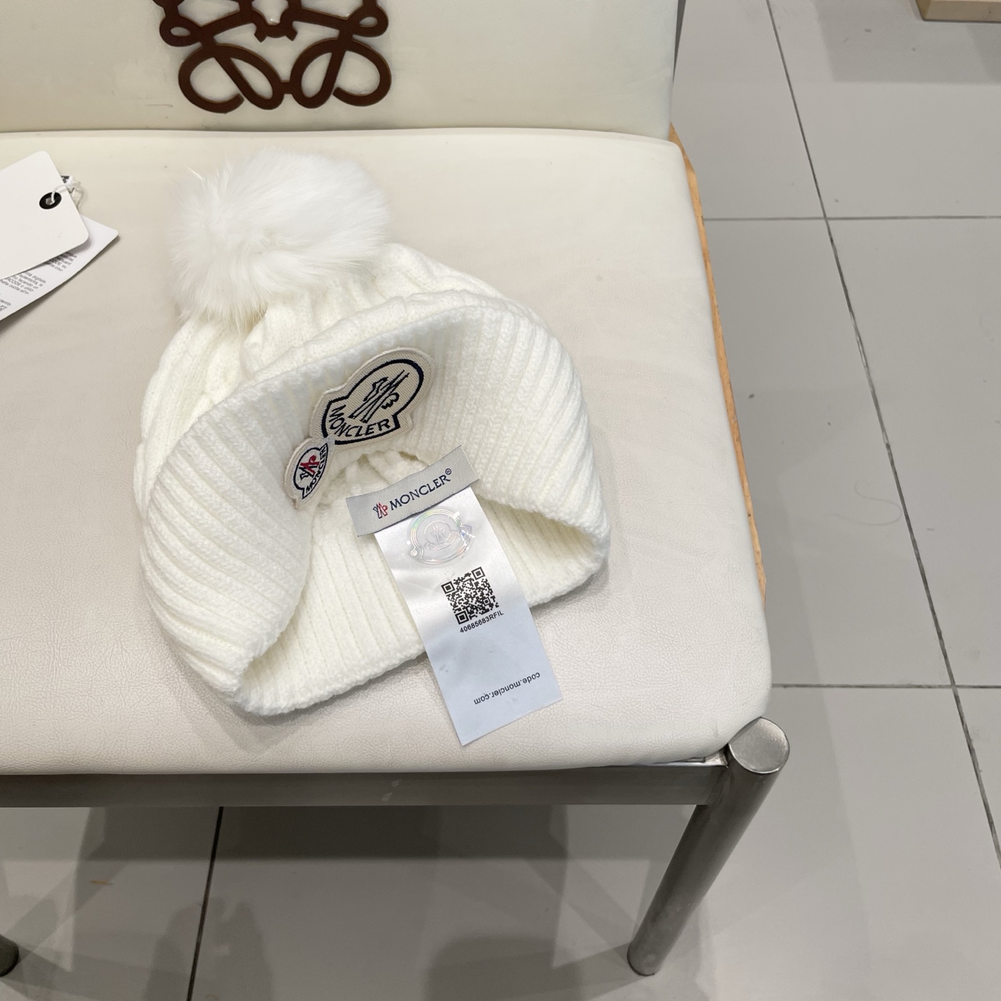   经典蒙口毛线帽
秋冬颜值超高的单品之一
真狐狸毛球 毛质非常紧致有质感！
四个颜色哦～拍照很上镜👋