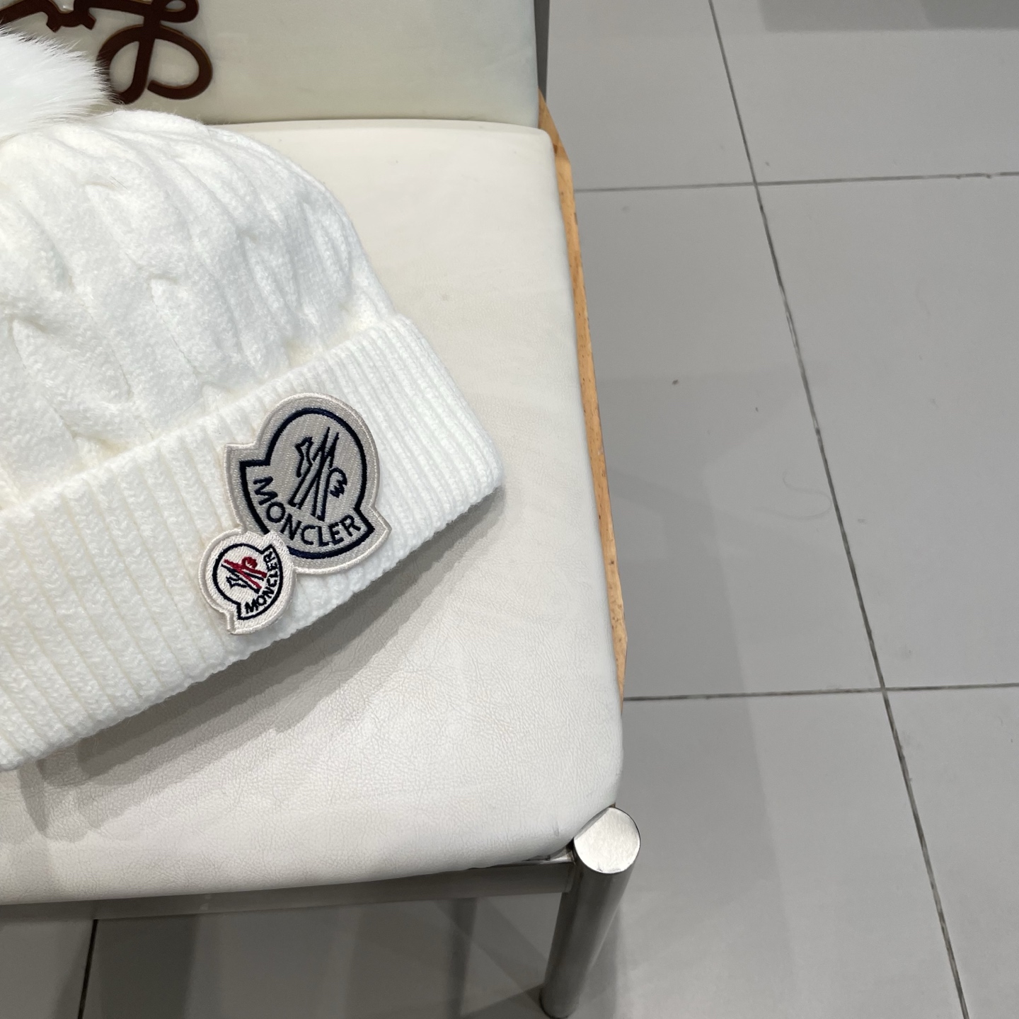   经典蒙口毛线帽
秋冬颜值超高的单品之一
真狐狸毛球 毛质非常紧致有质感！
四个颜色哦～拍照很上镜👋