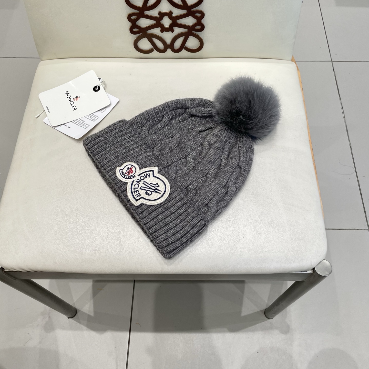   经典蒙口毛线帽
秋冬颜值超高的单品之一
真狐狸毛球 毛质非常紧致有质感！
四个颜色哦～拍照很上镜👋