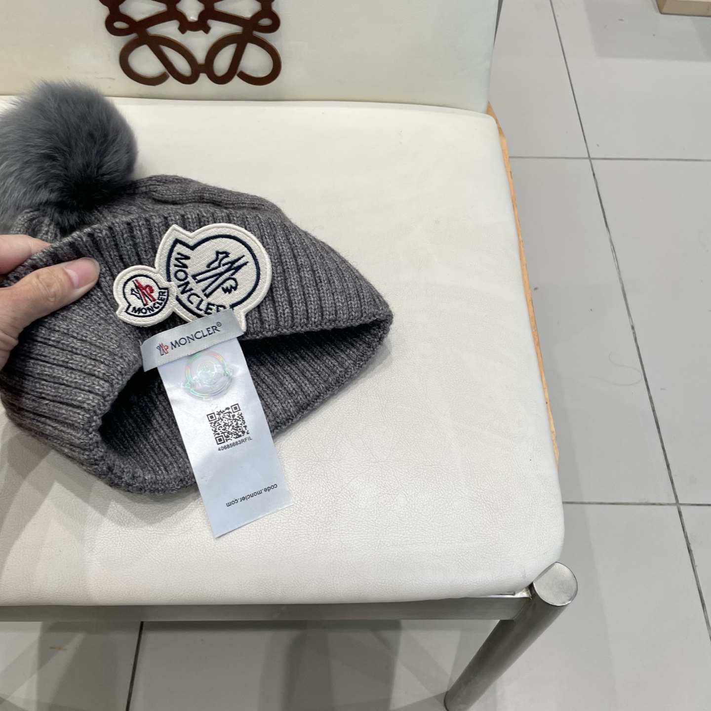   经典蒙口毛线帽
秋冬颜值超高的单品之一
真狐狸毛球 毛质非常紧致有质感！
四个颜色哦～拍照很上镜👋