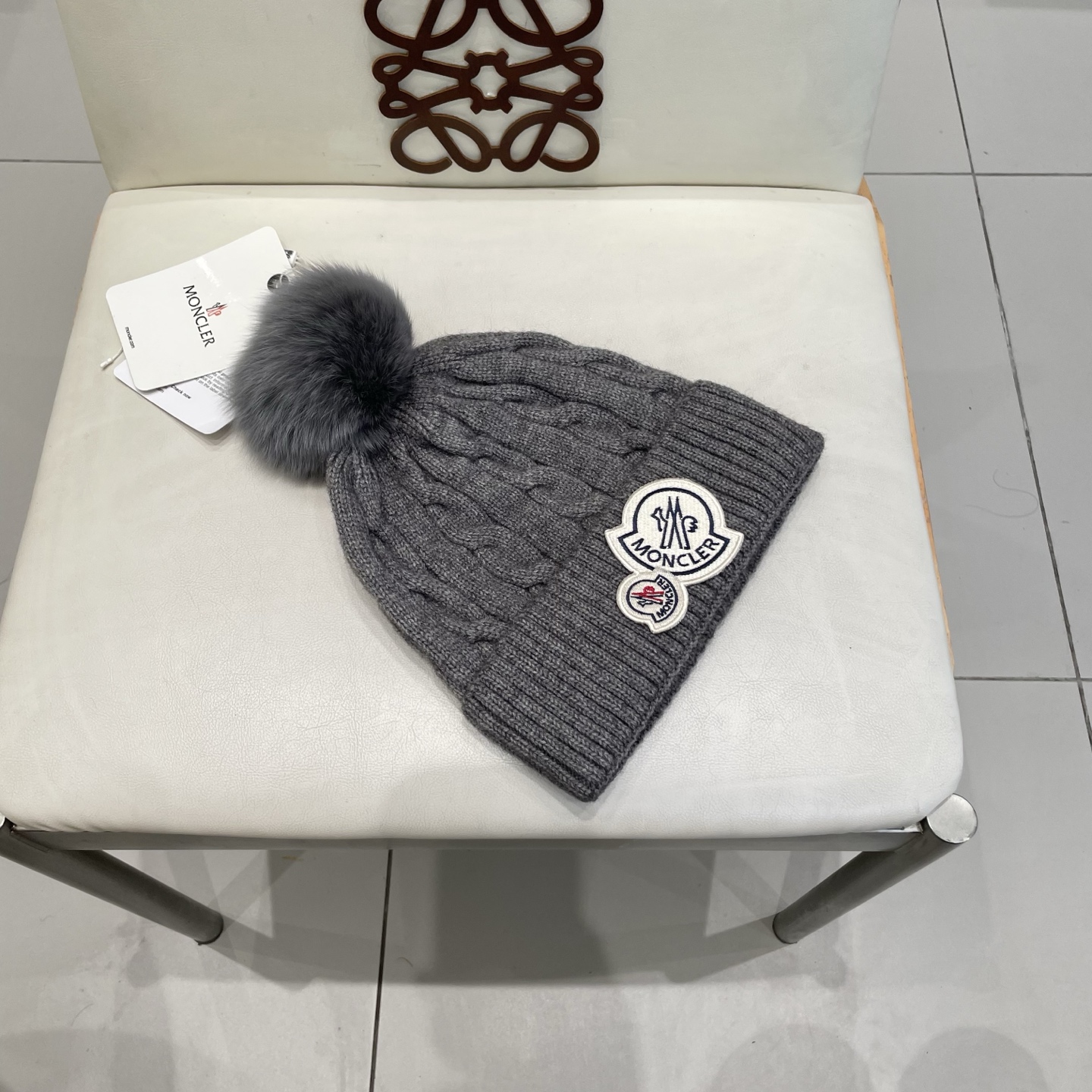   经典蒙口毛线帽
秋冬颜值超高的单品之一
真狐狸毛球 毛质非常紧致有质感！
四个颜色哦～拍照很上镜👋