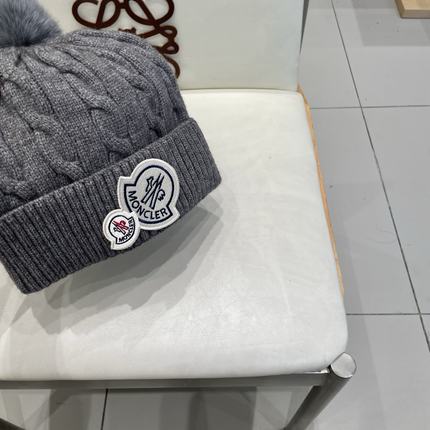   经典蒙口毛线帽
秋冬颜值超高的单品之一
真狐狸毛球 毛质非常紧致有质感！
四个颜色哦～拍照很上镜👋