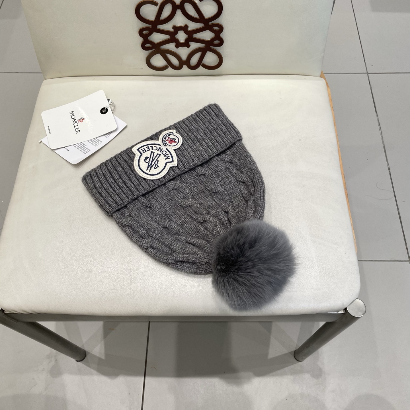   经典蒙口毛线帽
秋冬颜值超高的单品之一
真狐狸毛球 毛质非常紧致有质感！
四个颜色哦～拍照很上镜👋