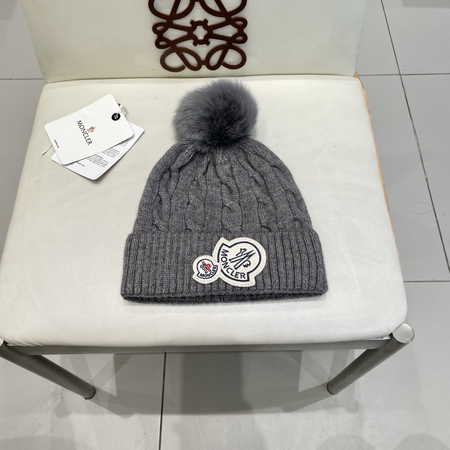   经典蒙口毛线帽
秋冬颜值超高的单品之一
真狐狸毛球 毛质非常紧致有质感！
四个颜色哦～拍照很上镜👋