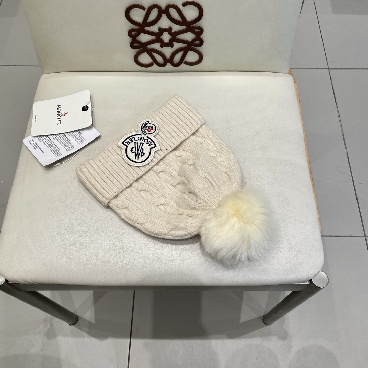   经典蒙口毛线帽
秋冬颜值超高的单品之一
真狐狸毛球 毛质非常紧致有质感！
四个颜色哦～拍照很上镜👋