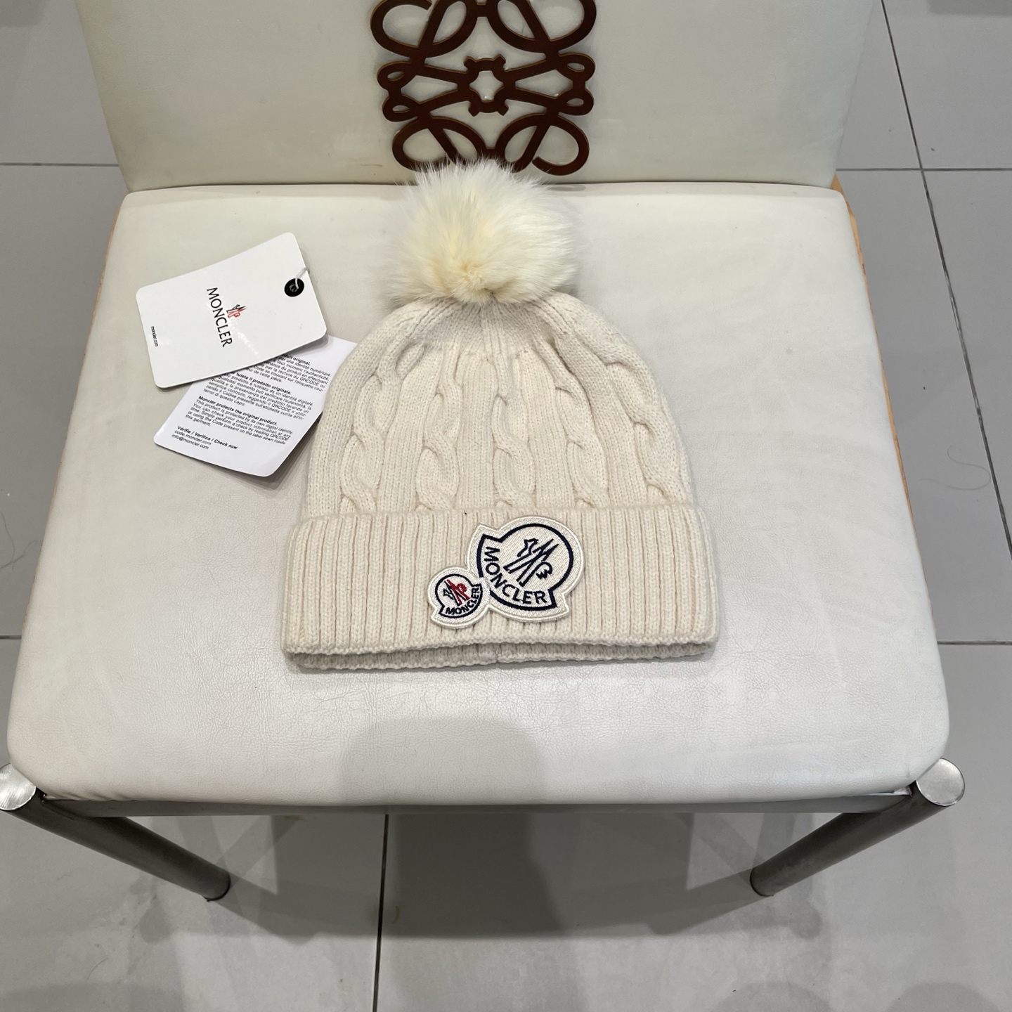   经典蒙口毛线帽
秋冬颜值超高的单品之一
真狐狸毛球 毛质非常紧致有质感！
四个颜色哦～拍照很上镜👋