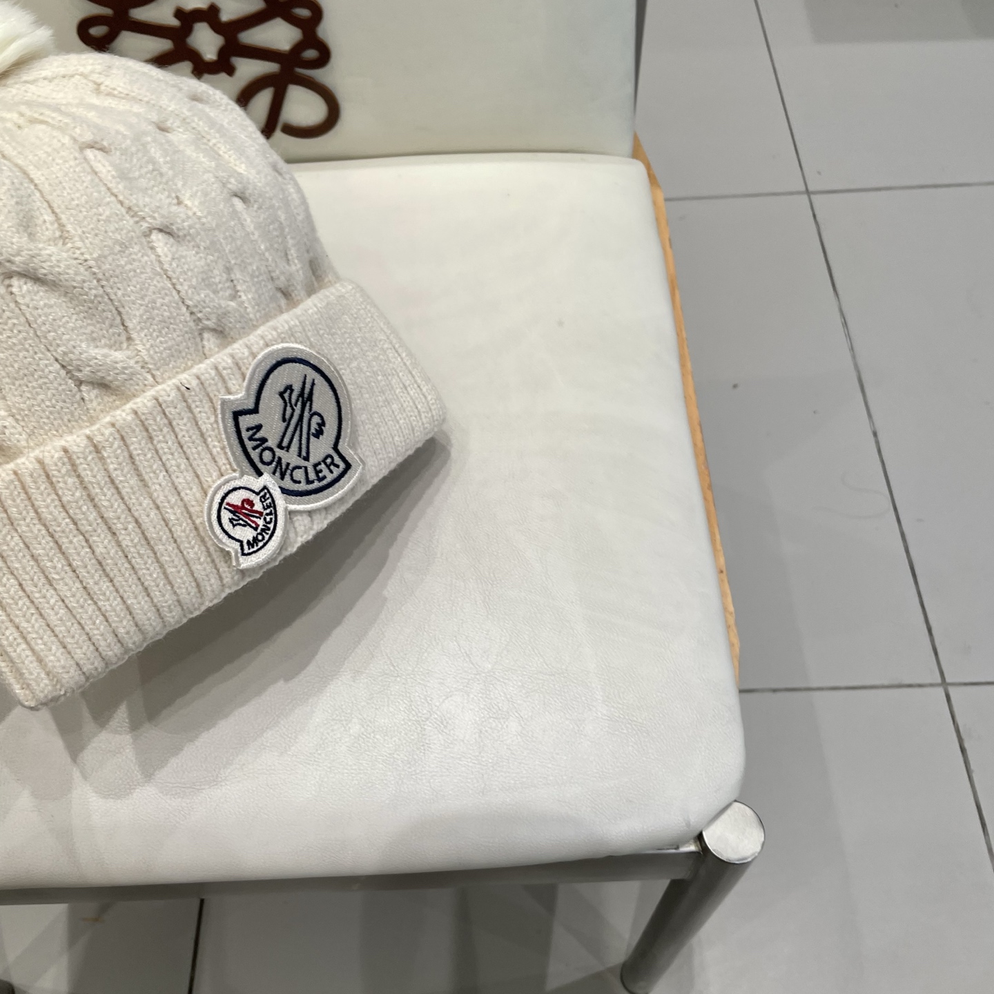   经典蒙口毛线帽
秋冬颜值超高的单品之一
真狐狸毛球 毛质非常紧致有质感！
四个颜色哦～拍照很上镜👋