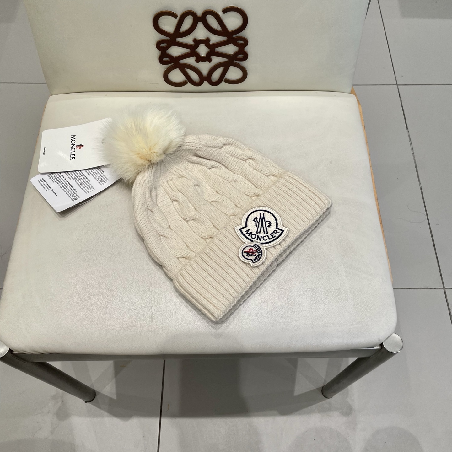   经典蒙口毛线帽
秋冬颜值超高的单品之一
真狐狸毛球 毛质非常紧致有质感！
四个颜色哦～拍照很上镜👋