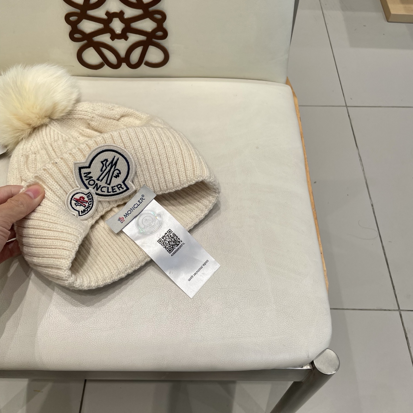   经典蒙口毛线帽
秋冬颜值超高的单品之一
真狐狸毛球 毛质非常紧致有质感！
四个颜色哦～拍照很上镜👋