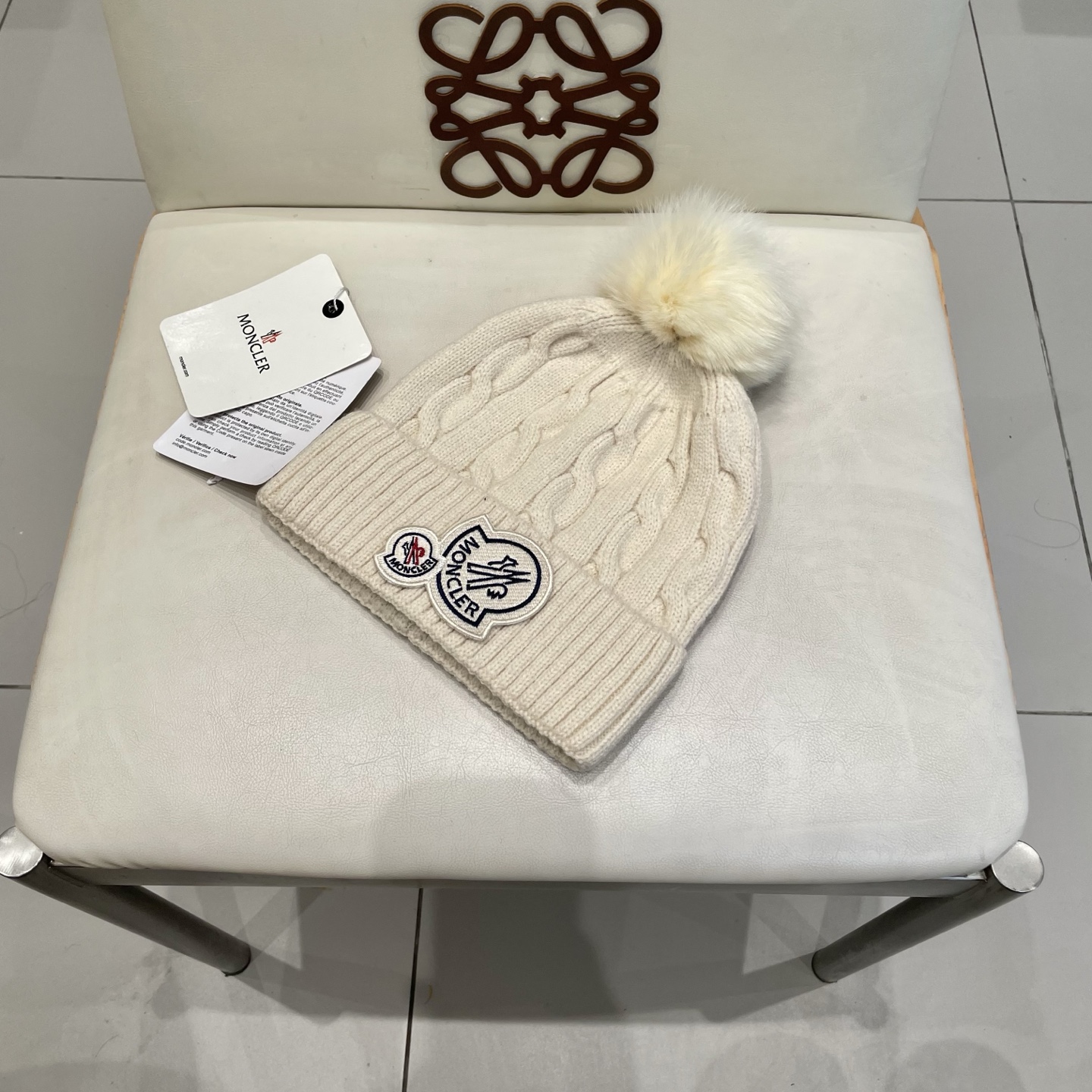   经典蒙口毛线帽
秋冬颜值超高的单品之一
真狐狸毛球 毛质非常紧致有质感！
四个颜色哦～拍照很上镜👋