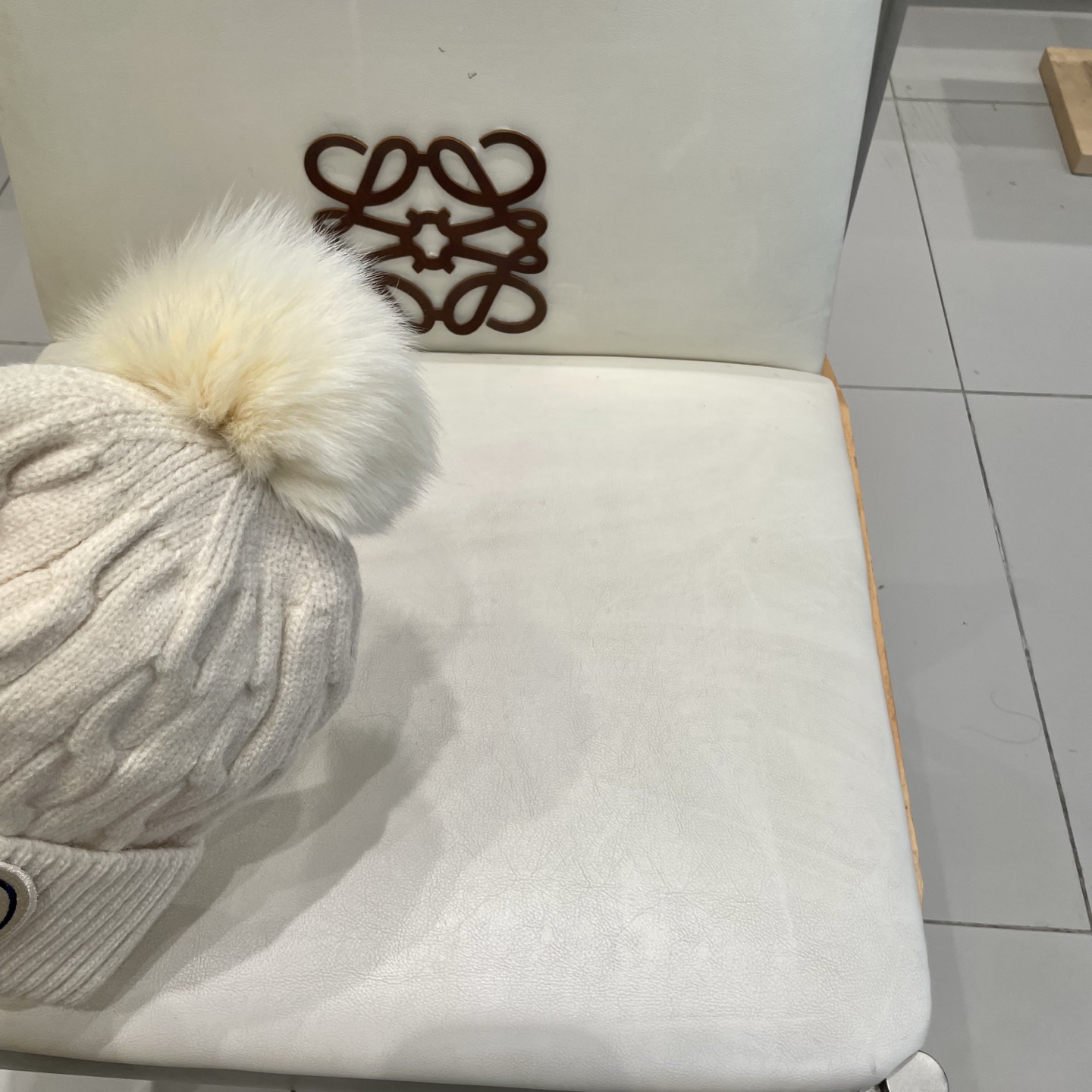   经典蒙口毛线帽
秋冬颜值超高的单品之一
真狐狸毛球 毛质非常紧致有质感！
四个颜色哦～拍照很上镜👋