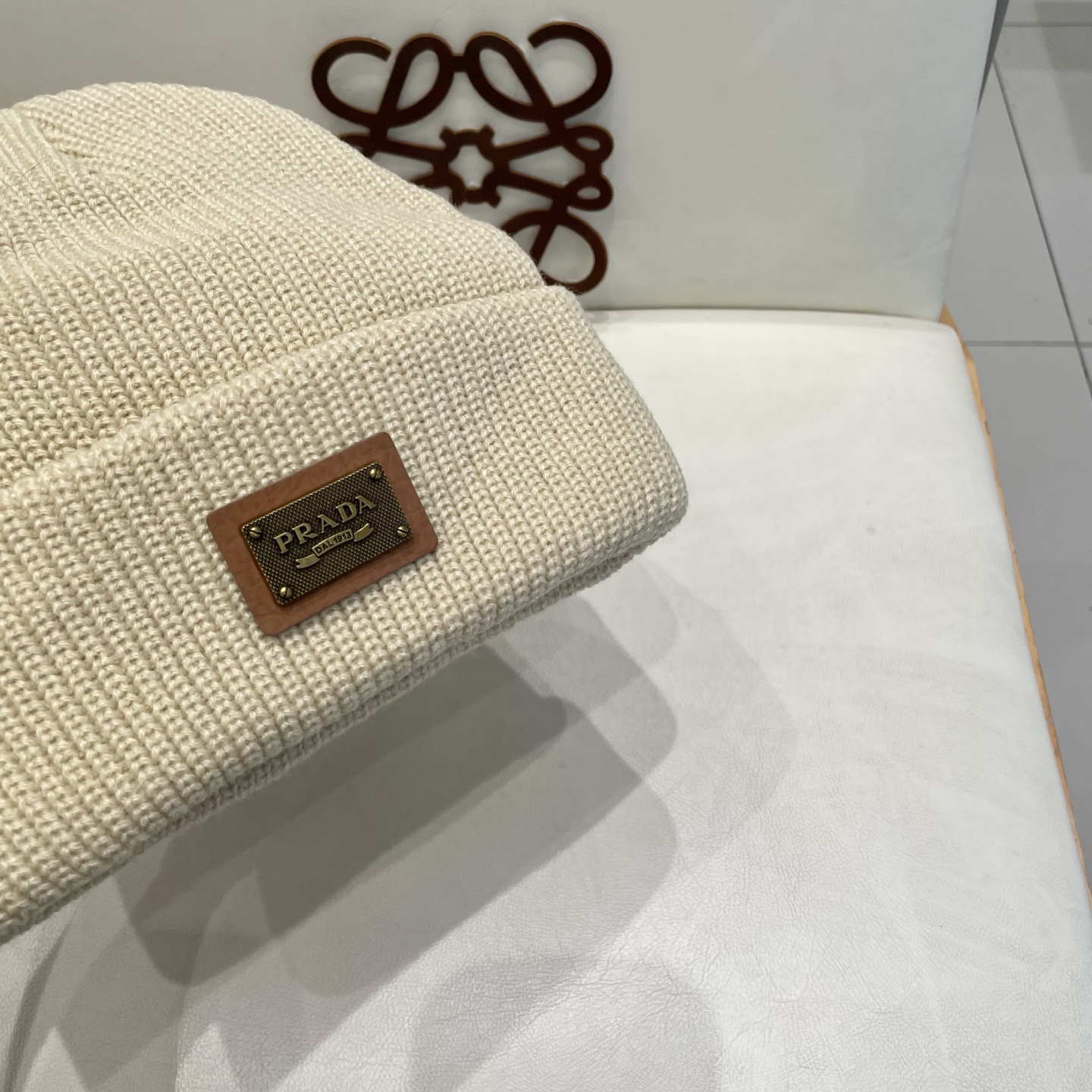  普拉达 Prada 🫓最新三角标 针织帽毛线帽女宽松冷帽，秋冬季保暖加厚 新款护耳针织帽