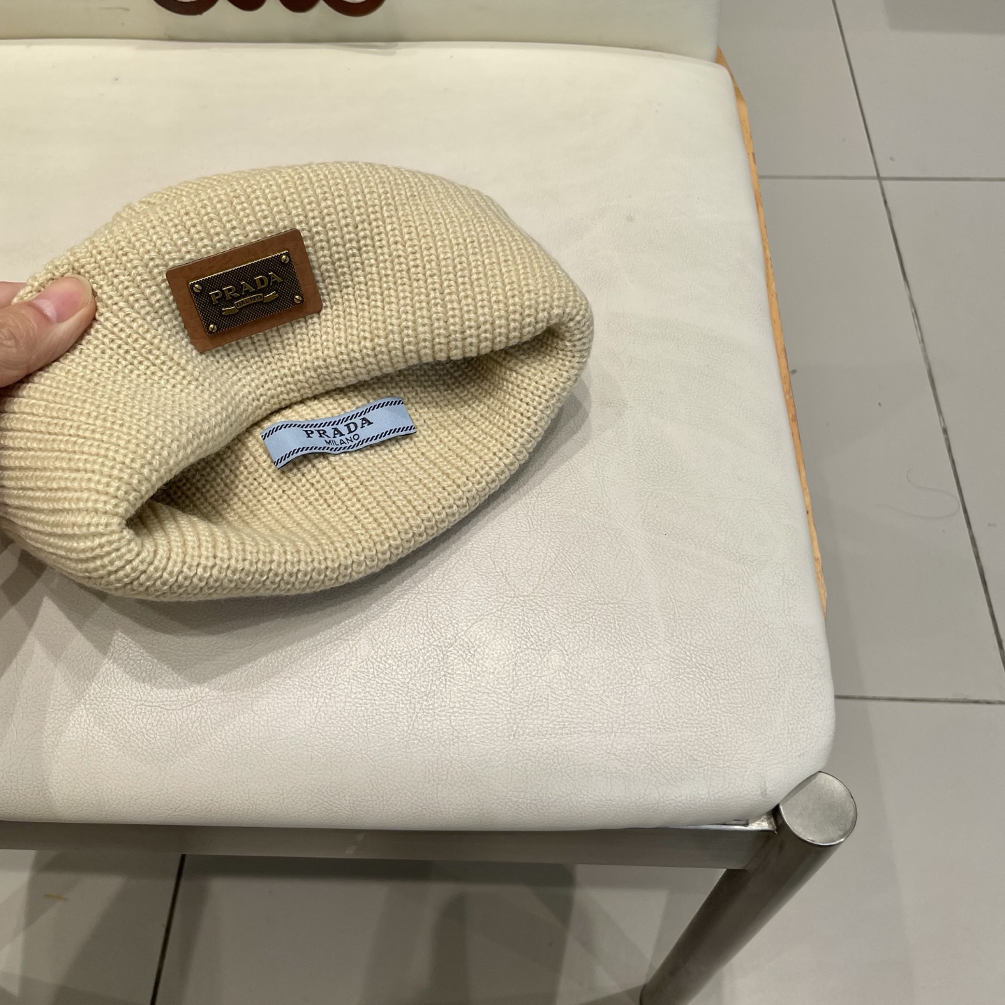  普拉达 Prada 🫓最新三角标 针织帽毛线帽女宽松冷帽，秋冬季保暖加厚 新款护耳针织帽