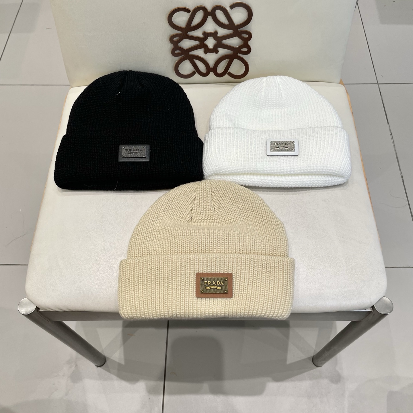  普拉达 Prada 🫓最新三角标 针织帽毛线帽女宽松冷帽，秋冬季保暖加厚 新款护耳针织帽