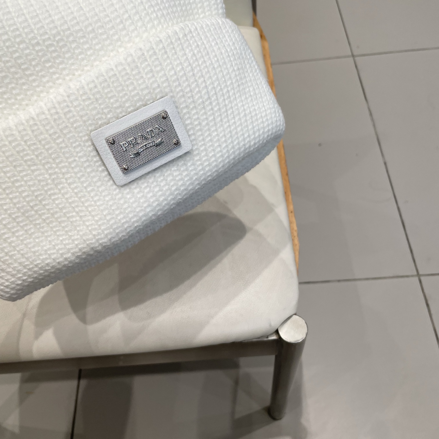  普拉达 Prada 🫓最新三角标 针织帽毛线帽女宽松冷帽，秋冬季保暖加厚 新款护耳针织帽