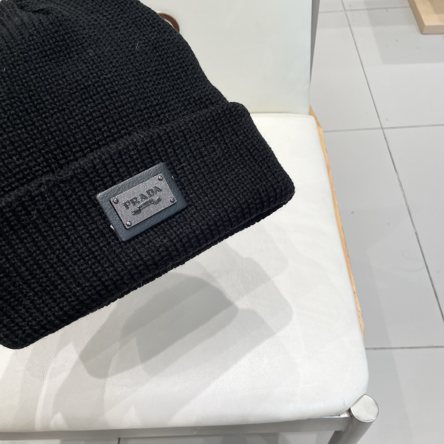  普拉达 Prada 🫓最新三角标 针织帽毛线帽女宽松冷帽，秋冬季保暖加厚 新款护耳针织帽