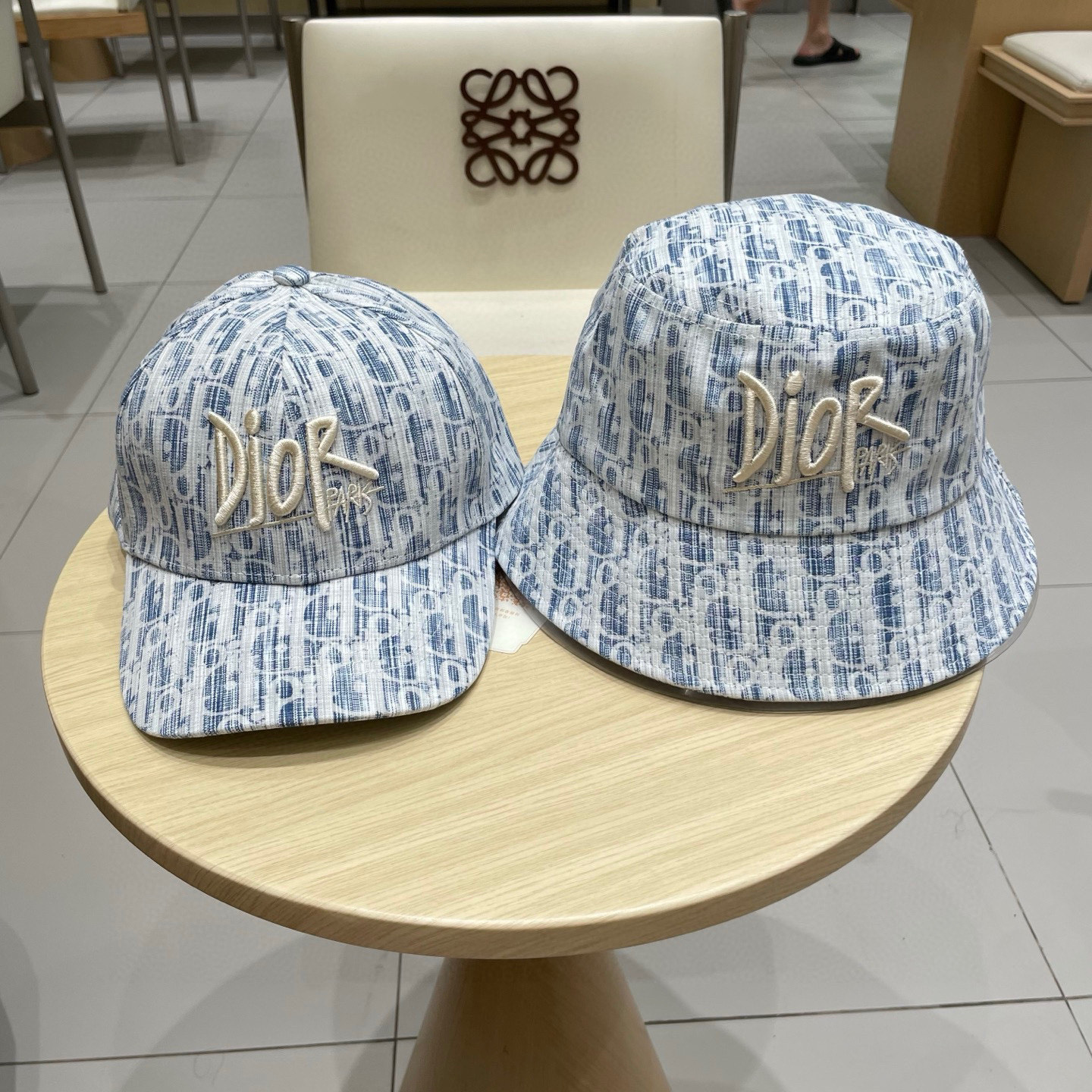  棒球帽。 渔夫帽DIOR迪奥 
官网同步新款发布 老花D家棒球帽🧢，超级火爆