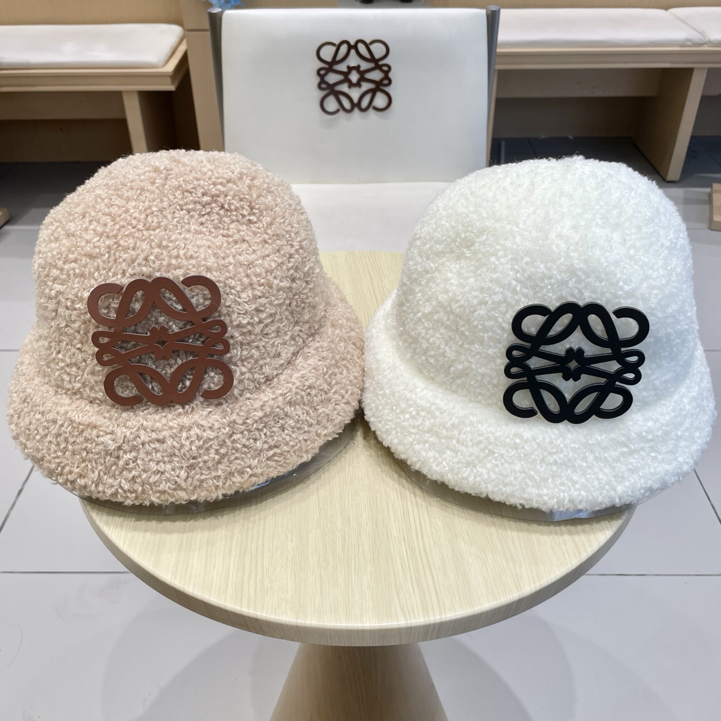  LOEWE罗意威厚实羊羔毛绒渔夫帽女秋冬加厚东北防寒防寒护耳水桶盆帽显脸小