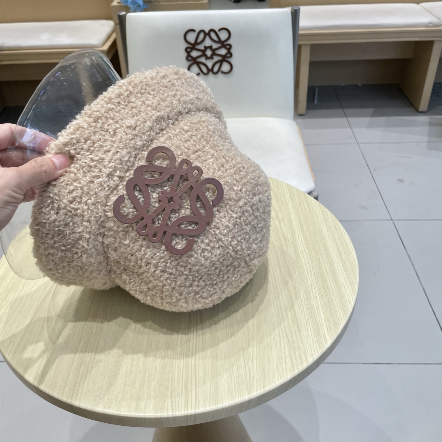  LOEWE罗意威厚实羊羔毛绒渔夫帽女秋冬加厚东北防寒防寒护耳水桶盆帽显脸小