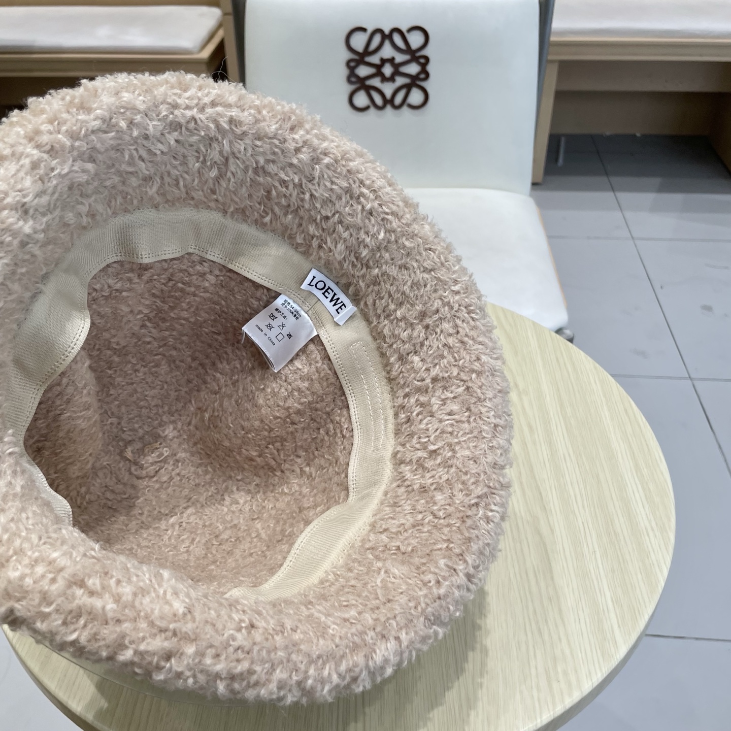  LOEWE罗意威厚实羊羔毛绒渔夫帽女秋冬加厚东北防寒防寒护耳水桶盆帽显脸小