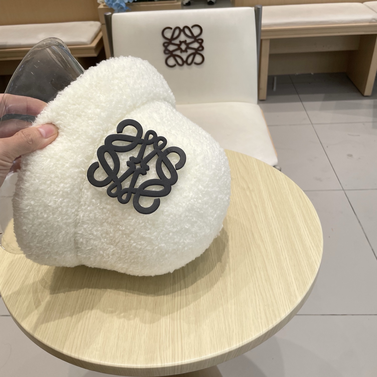  LOEWE罗意威厚实羊羔毛绒渔夫帽女秋冬加厚东北防寒防寒护耳水桶盆帽显脸小