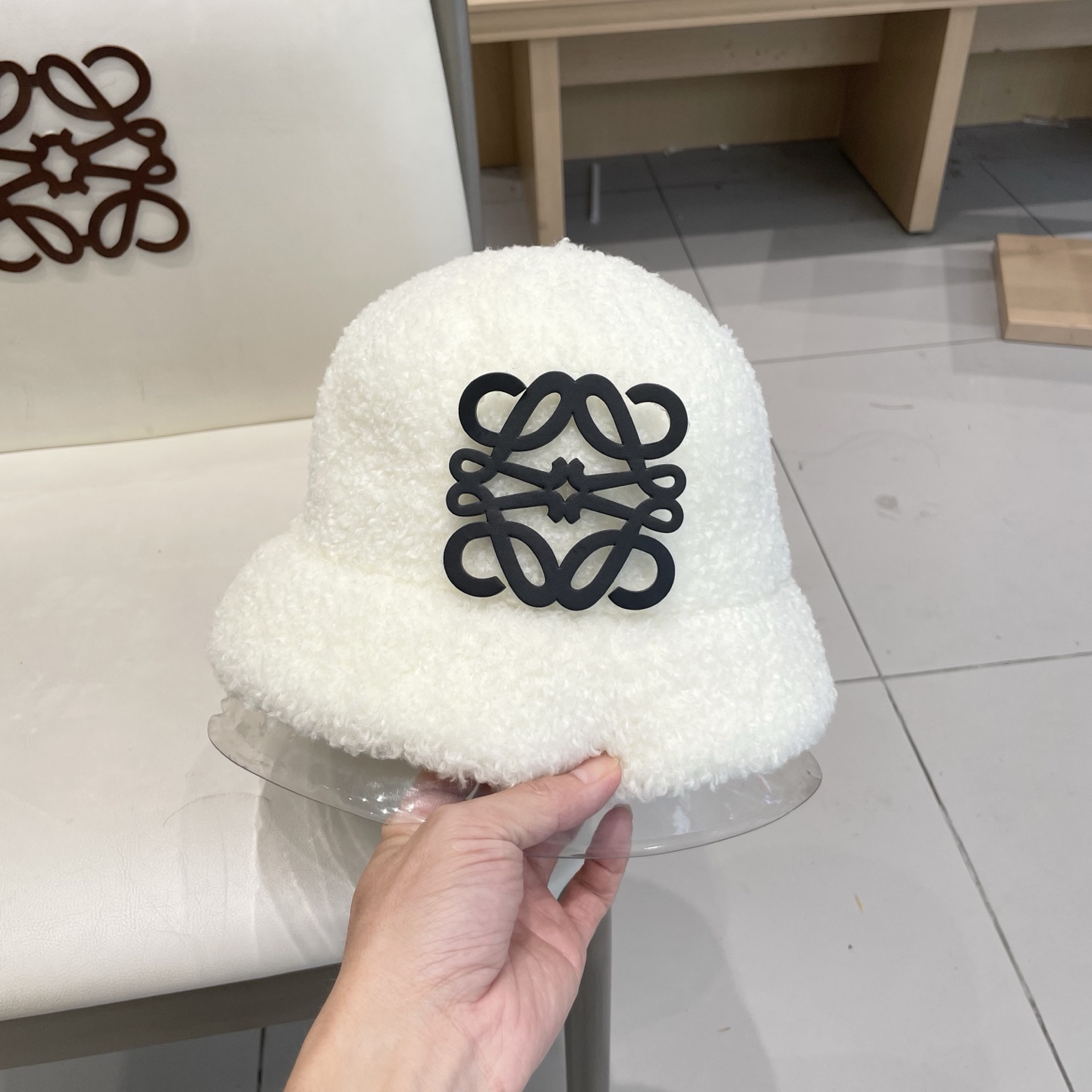  LOEWE罗意威厚实羊羔毛绒渔夫帽女秋冬加厚东北防寒防寒护耳水桶盆帽显脸小