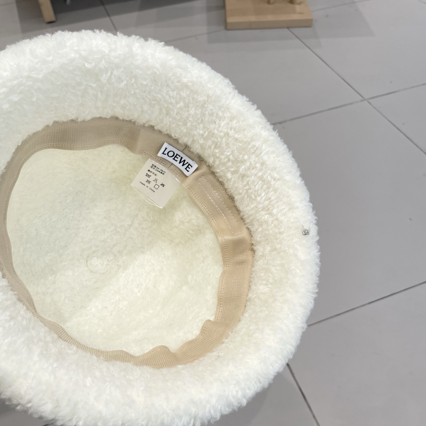  LOEWE罗意威厚实羊羔毛绒渔夫帽女秋冬加厚东北防寒防寒护耳水桶盆帽显脸小