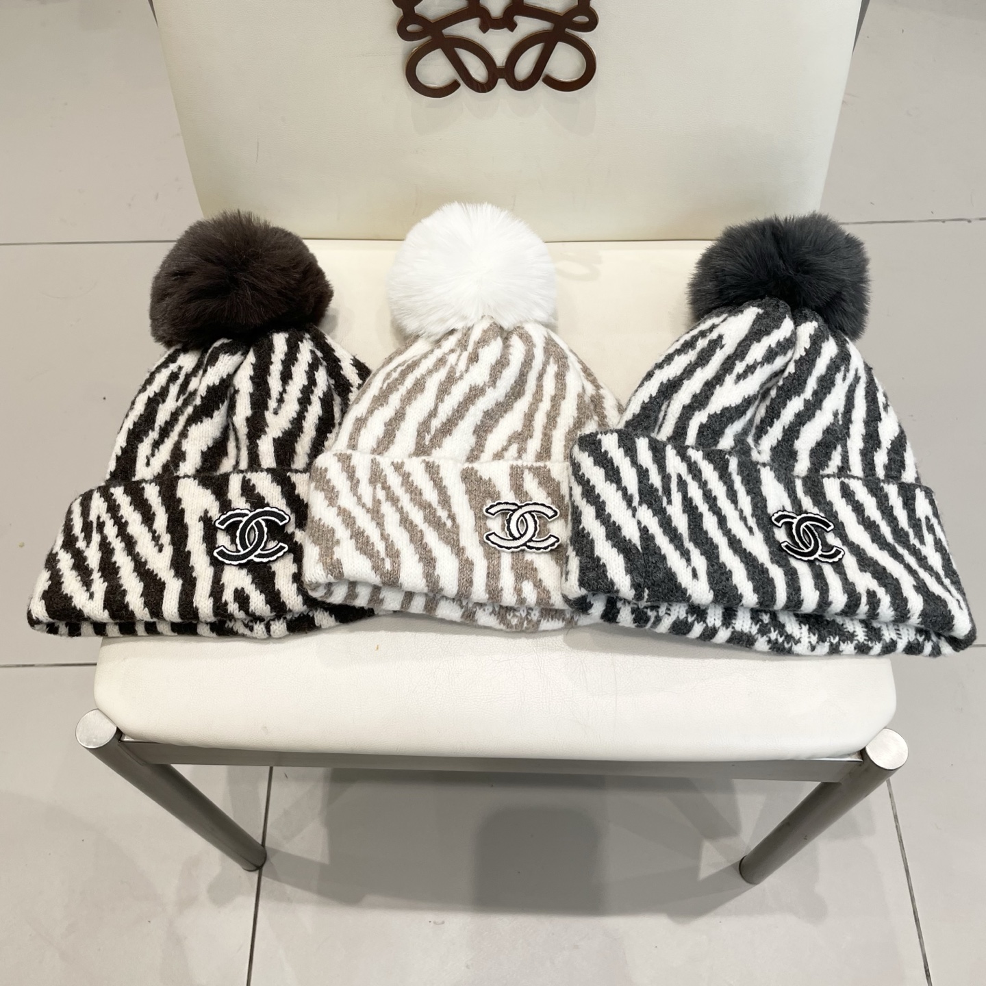  Chanel香奈儿新款小众设计毛球条纹针织帽女保暖护耳包头毛线帽