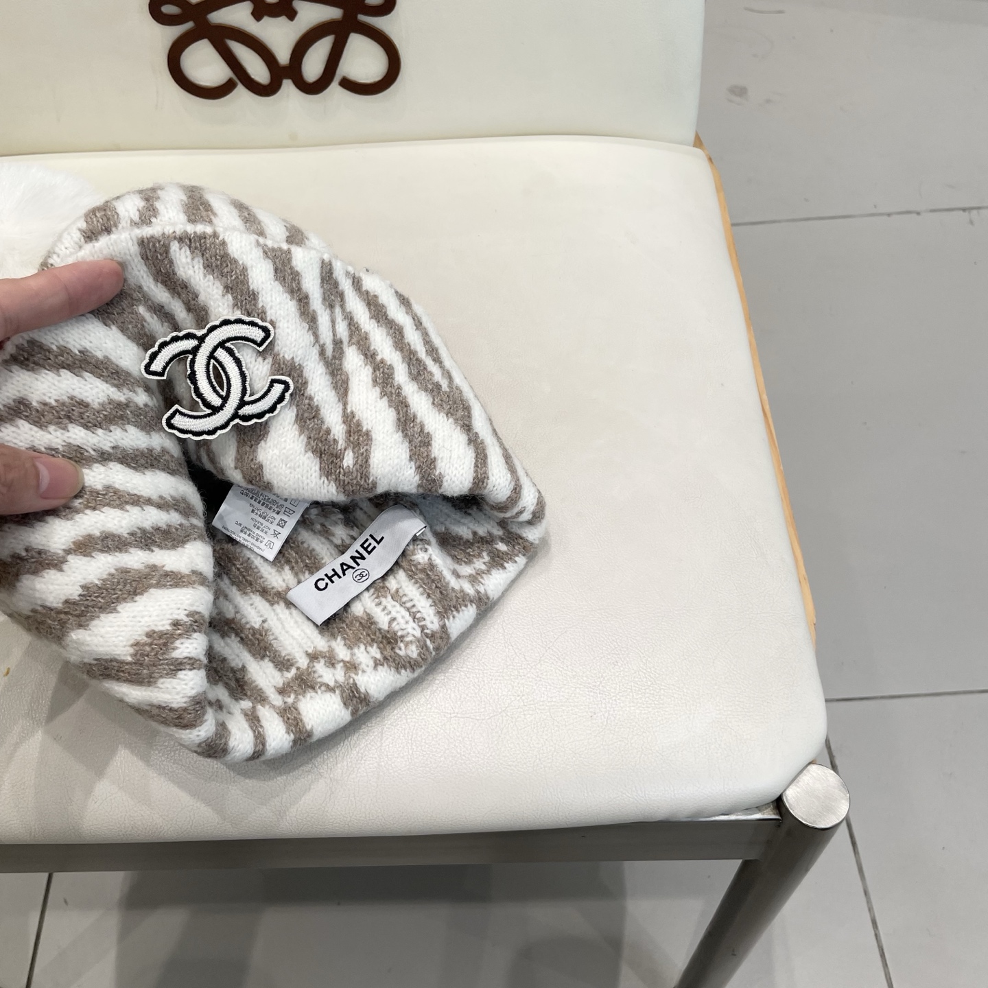  Chanel香奈儿新款小众设计毛球条纹针织帽女保暖护耳包头毛线帽