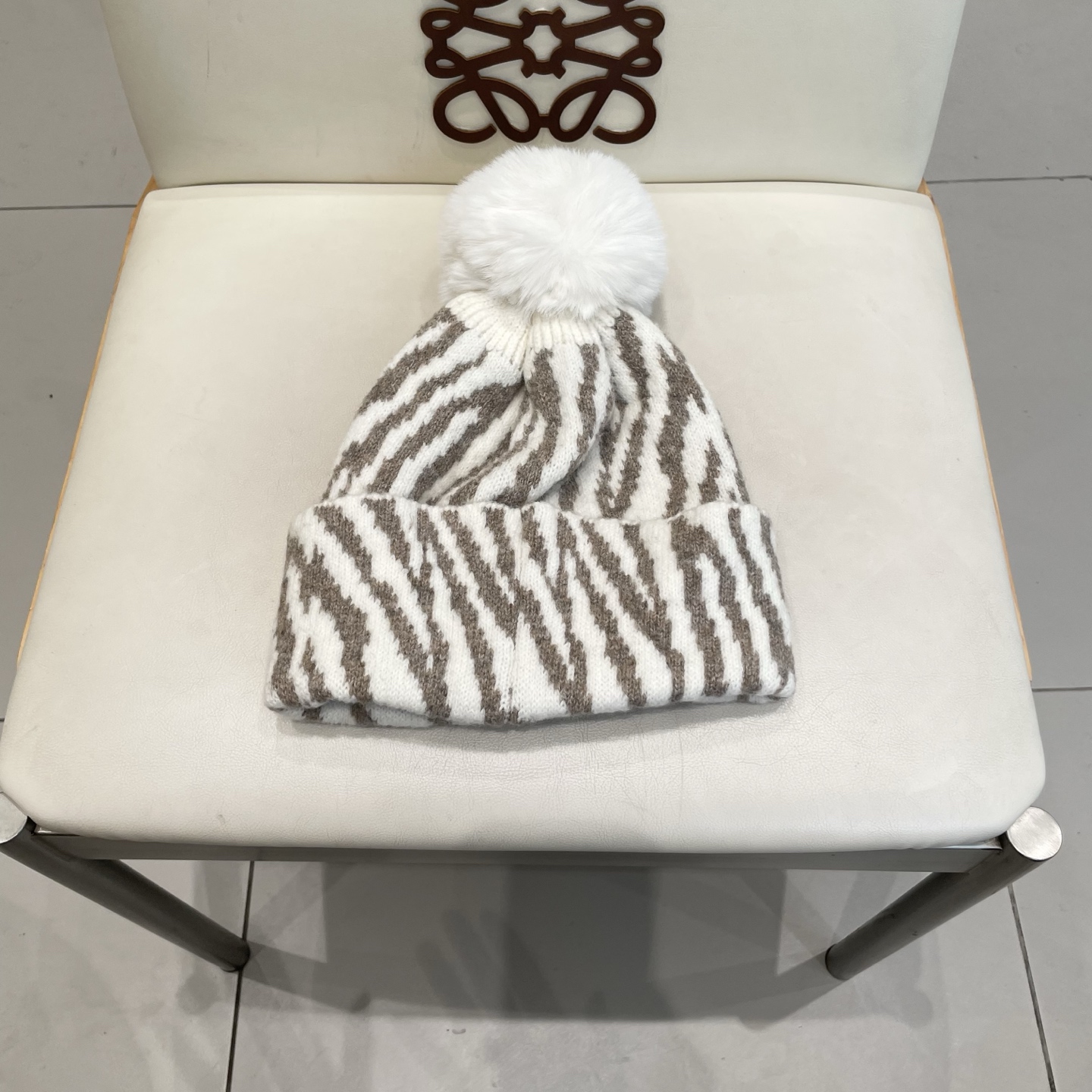  Chanel香奈儿新款小众设计毛球条纹针织帽女保暖护耳包头毛线帽