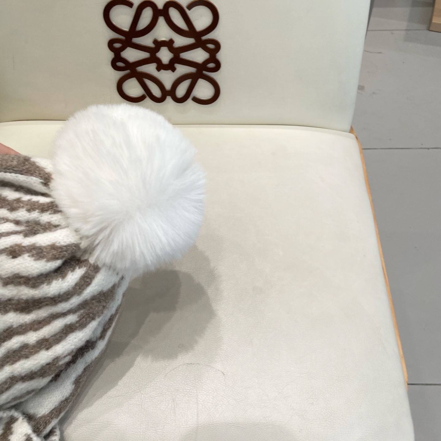  Chanel香奈儿新款小众设计毛球条纹针织帽女保暖护耳包头毛线帽