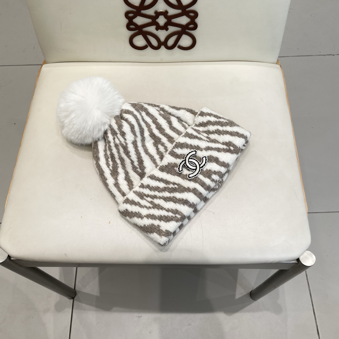  Chanel香奈儿新款小众设计毛球条纹针织帽女保暖护耳包头毛线帽