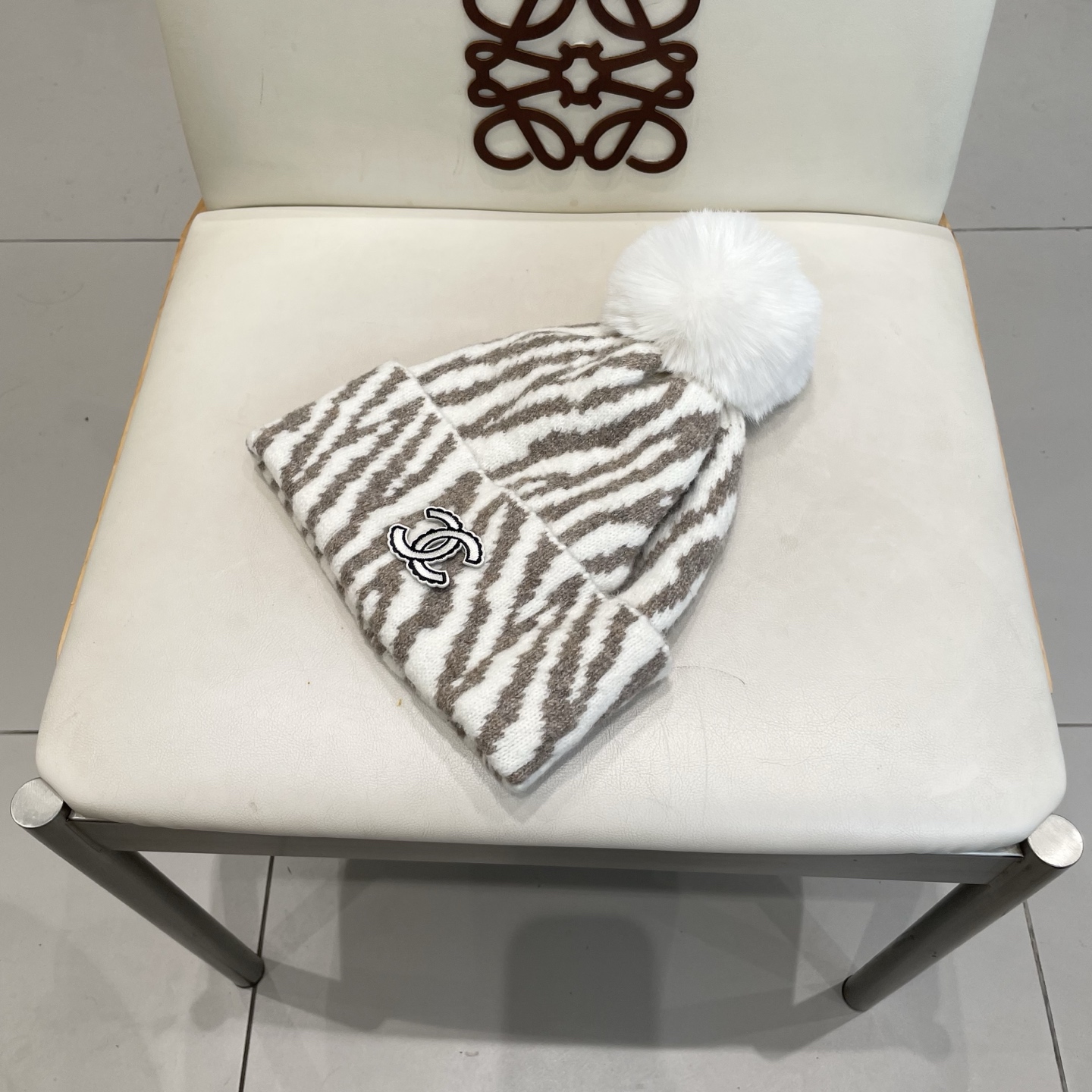  Chanel香奈儿新款小众设计毛球条纹针织帽女保暖护耳包头毛线帽