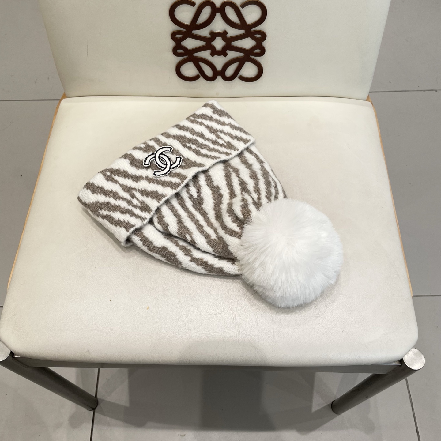  Chanel香奈儿新款小众设计毛球条纹针织帽女保暖护耳包头毛线帽